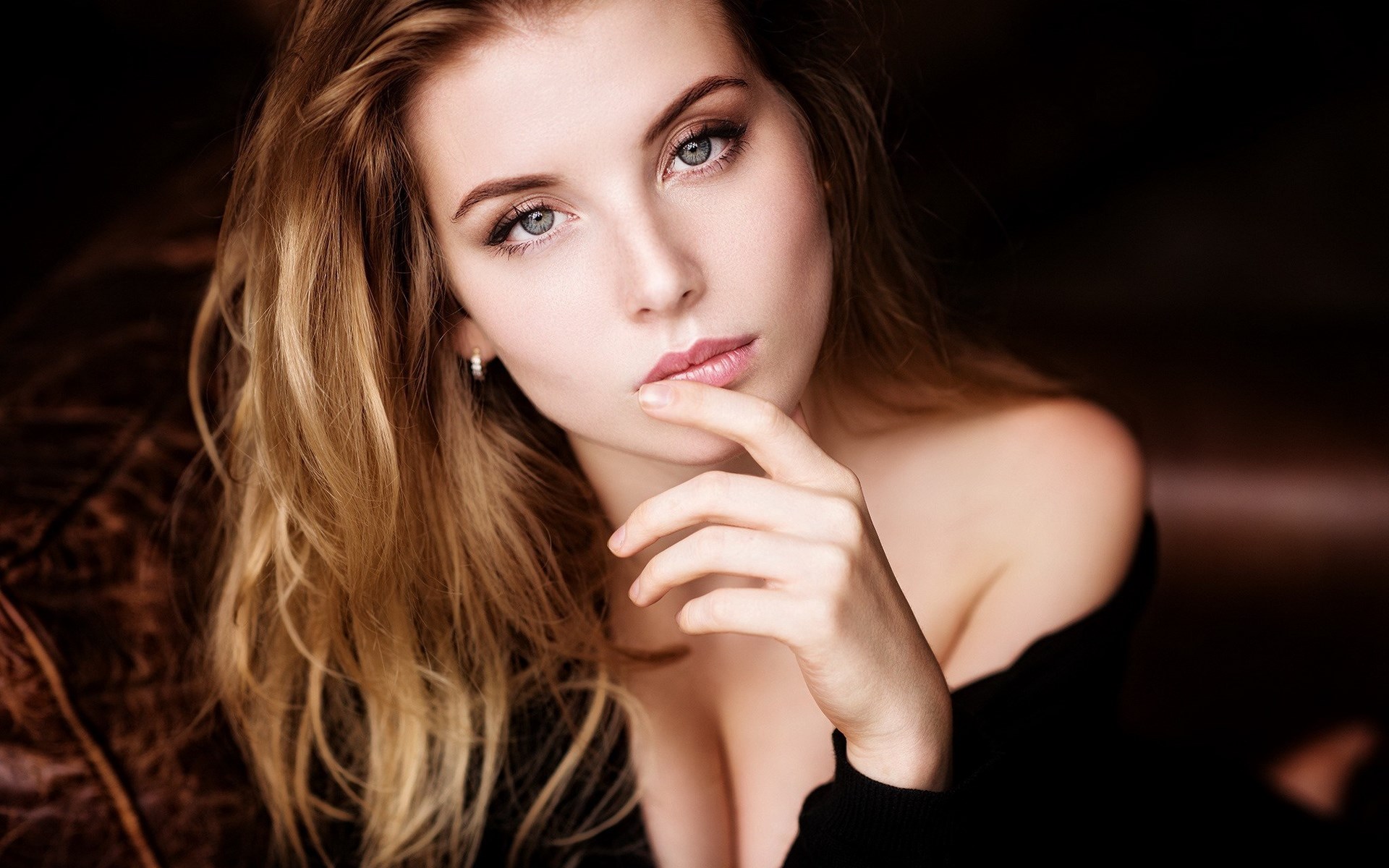 Woman with hand on lips HD Wallpaper