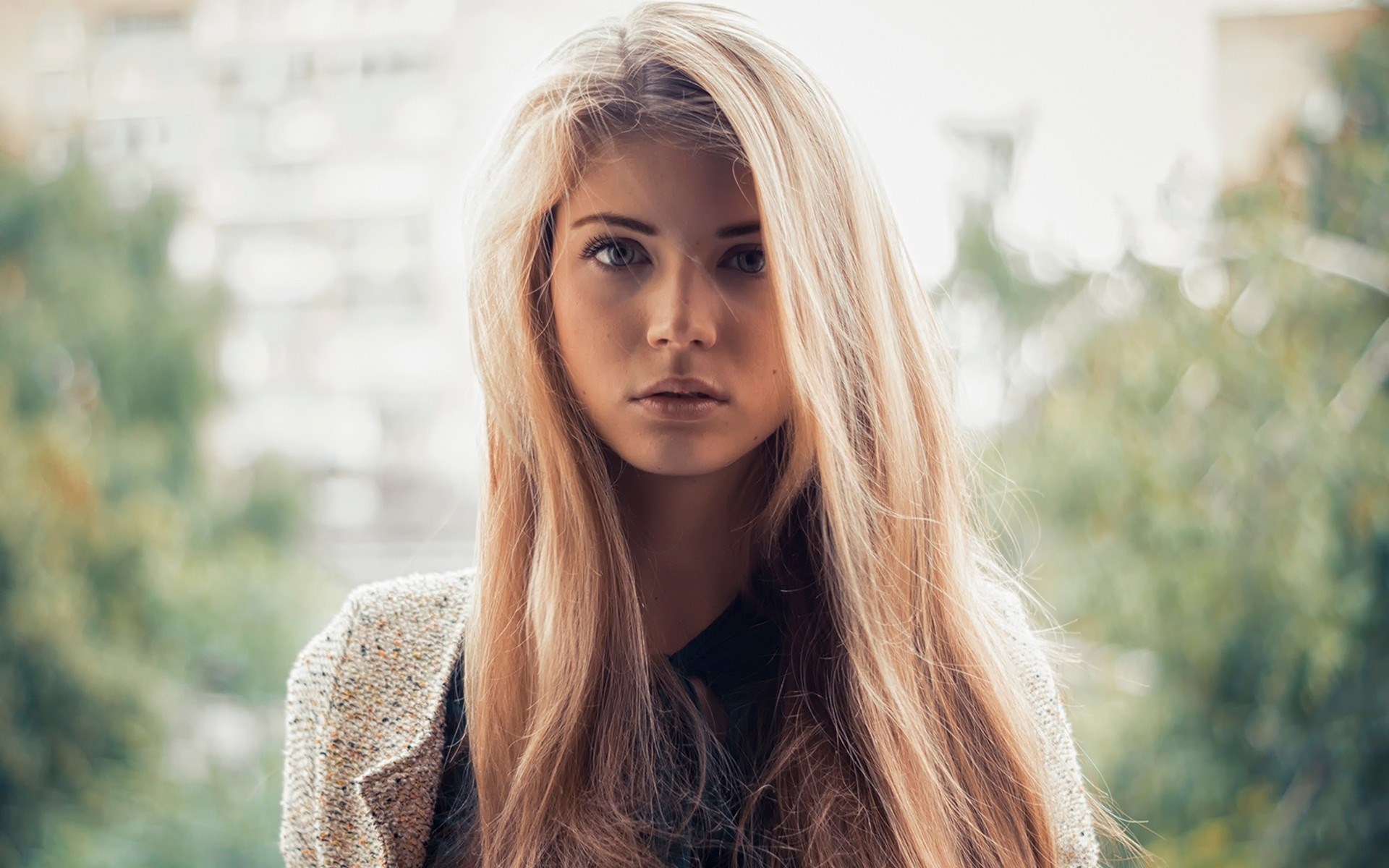 Young woman with long blonde hair HD Wallpaper