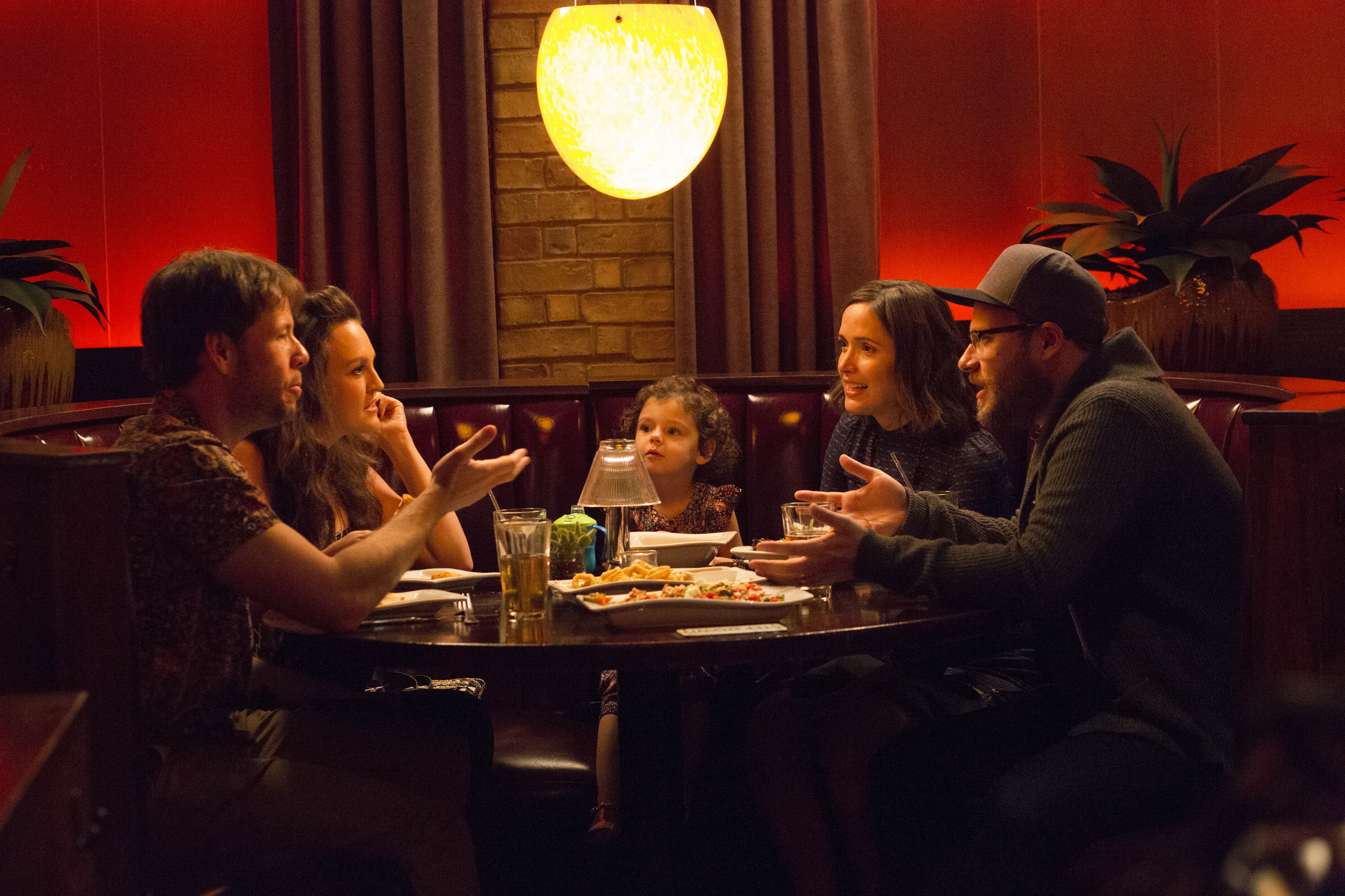 Rose Byrne and friends at a restaurant HD Wallpaper