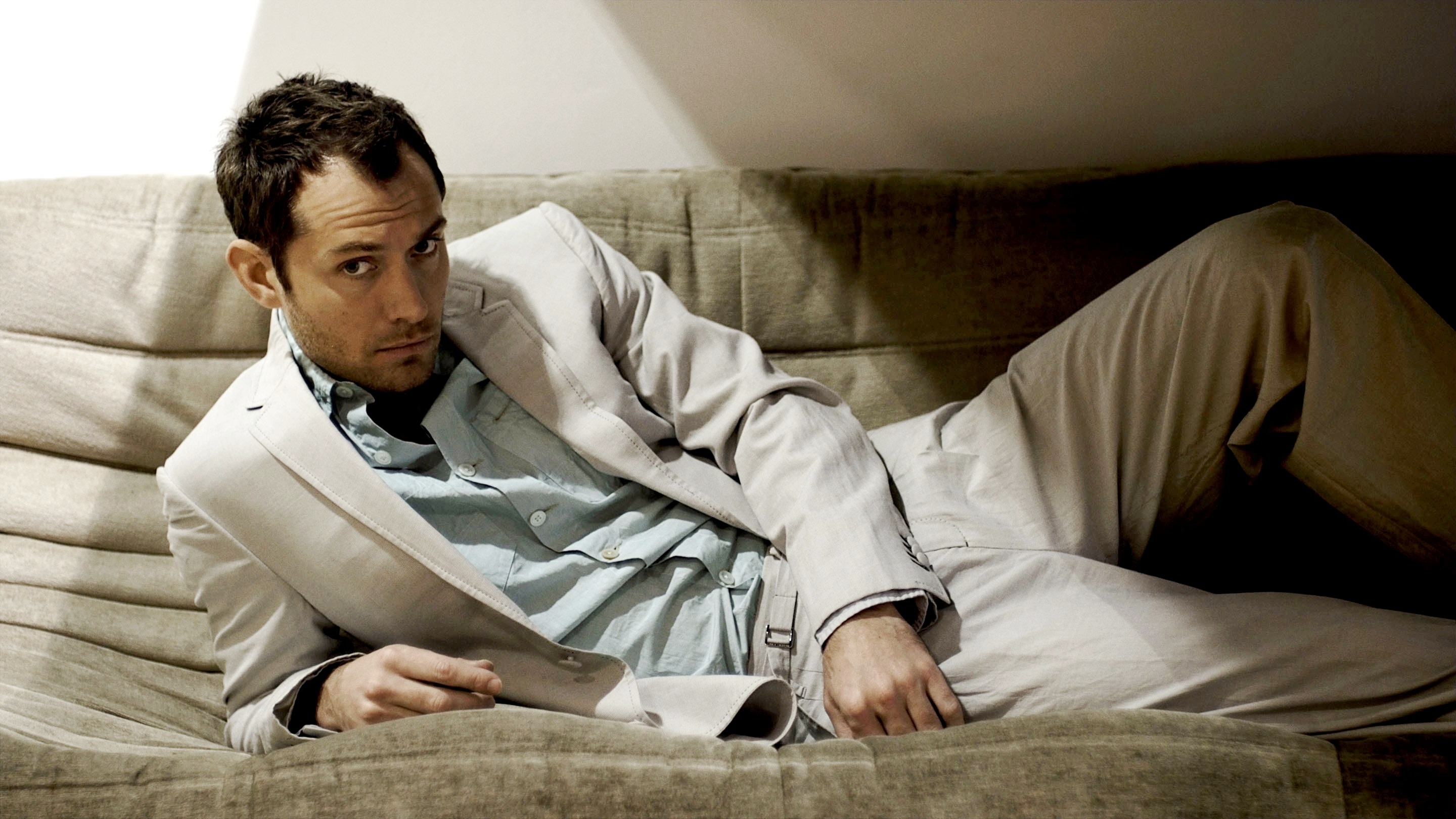 Jude Law on a Couch HD Wallpaper