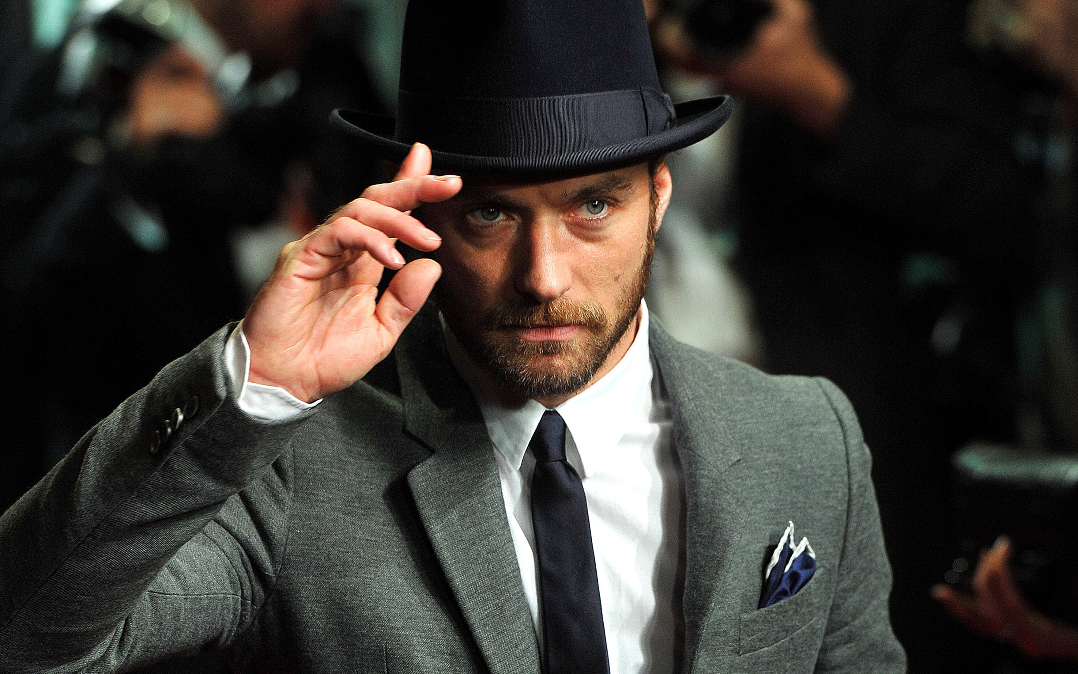 Jude Law wearing a hat and suit HD Wallpaper