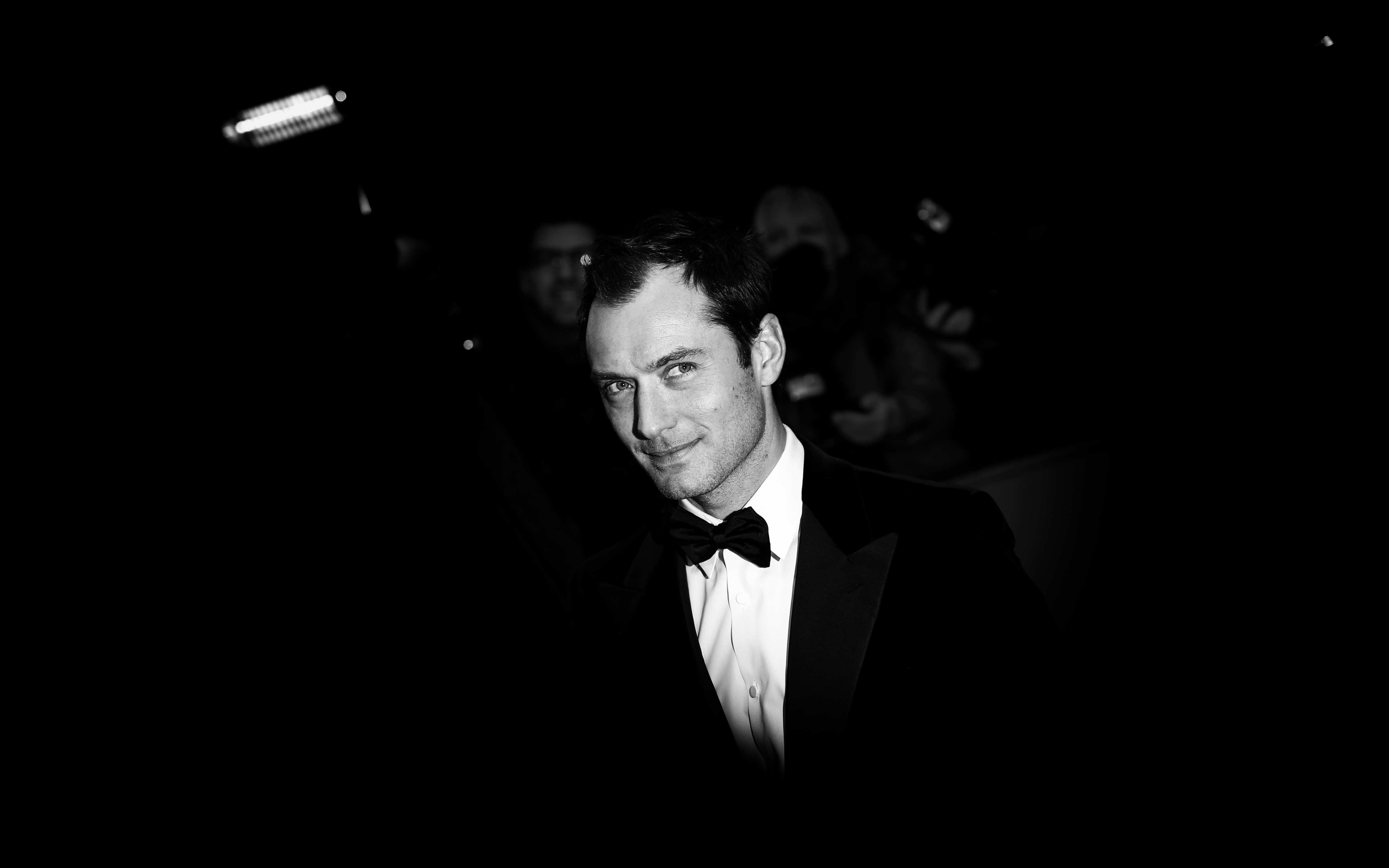 Jude Law in a tuxedo HD Wallpaper