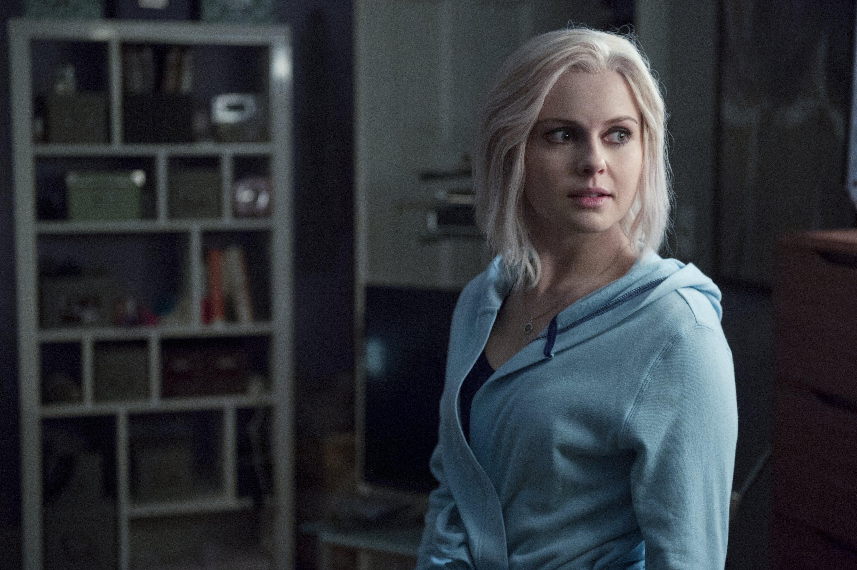 Rose McIver in a blue hoodie HD Wallpaper