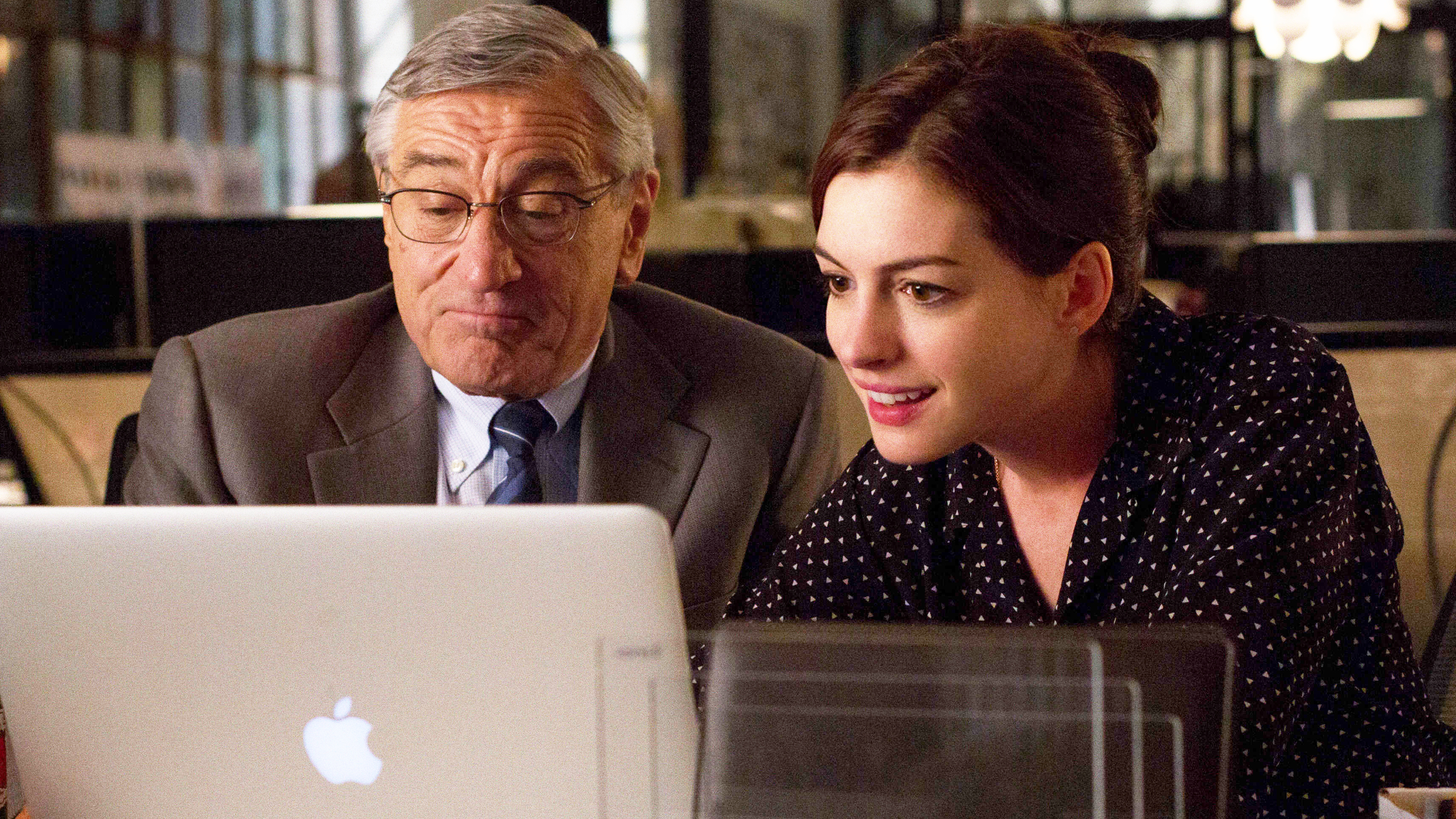 Robert De Niro and Anne Hathaway using a laptop HD Wallpaper