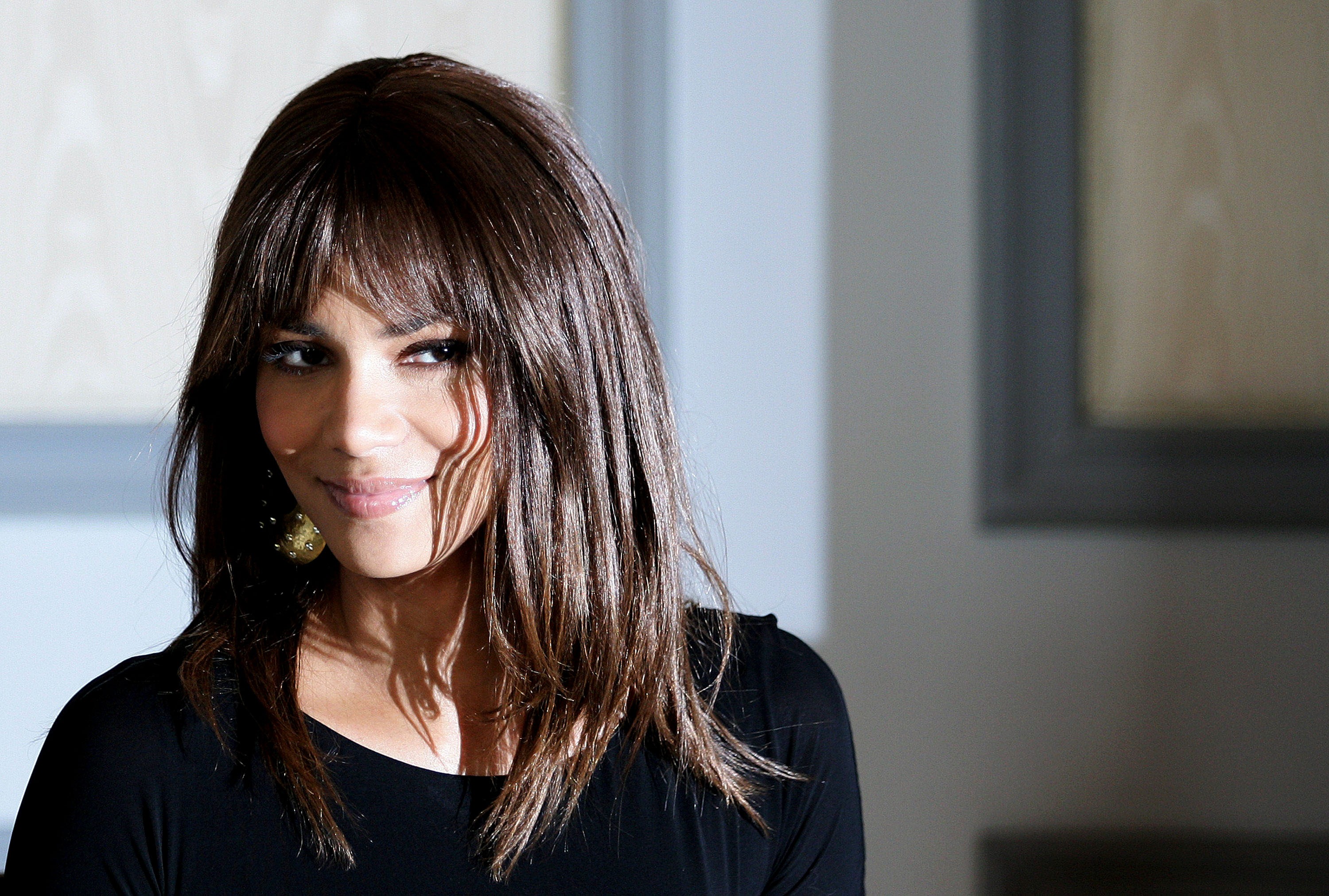 Halle Berry HD Wallpaper