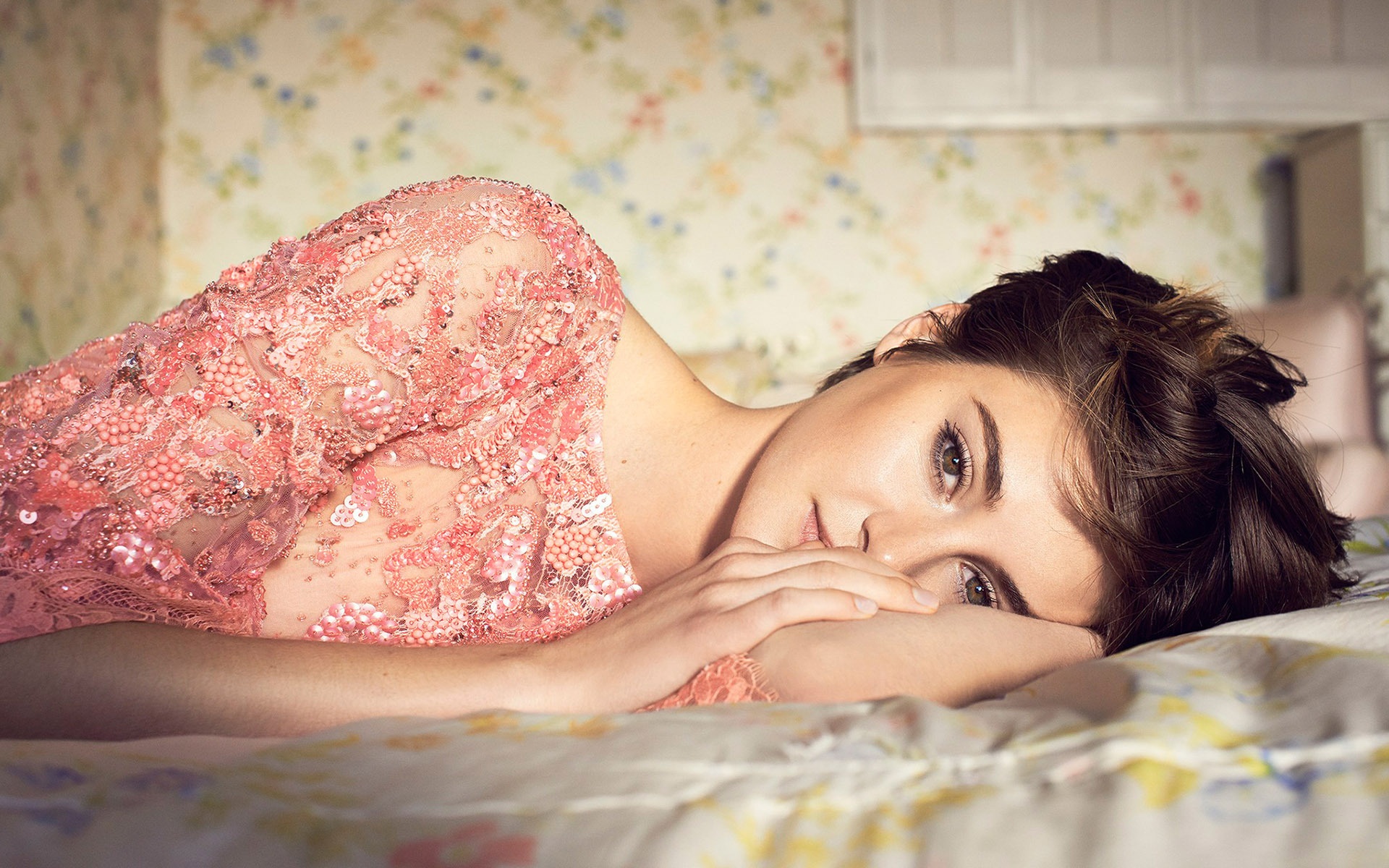 Shailene Woodley lying on a bed HD Wallpaper