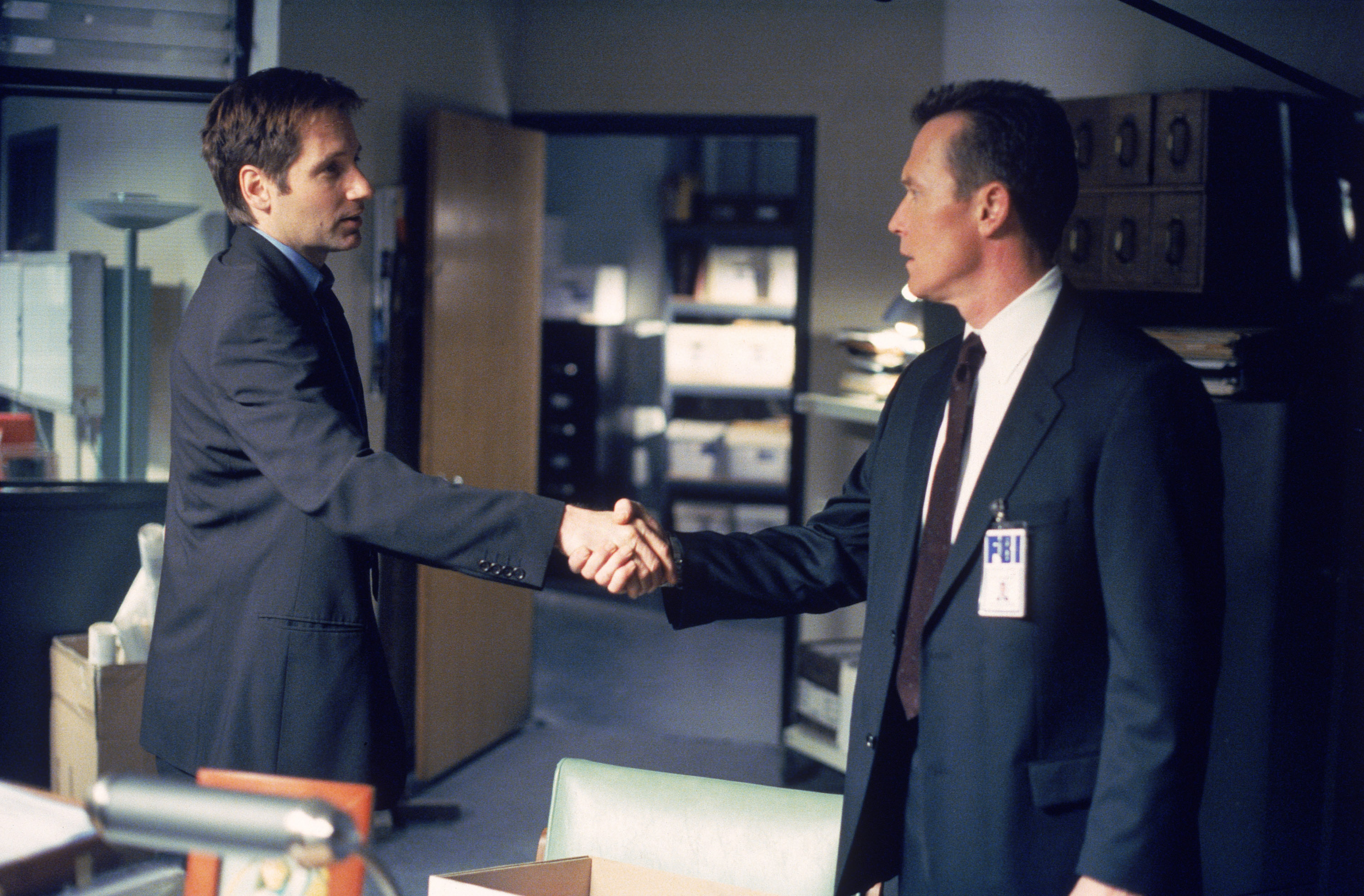 Fox Mulder and Agent Skinner from The X-Files shaking hands HD Wallpaper