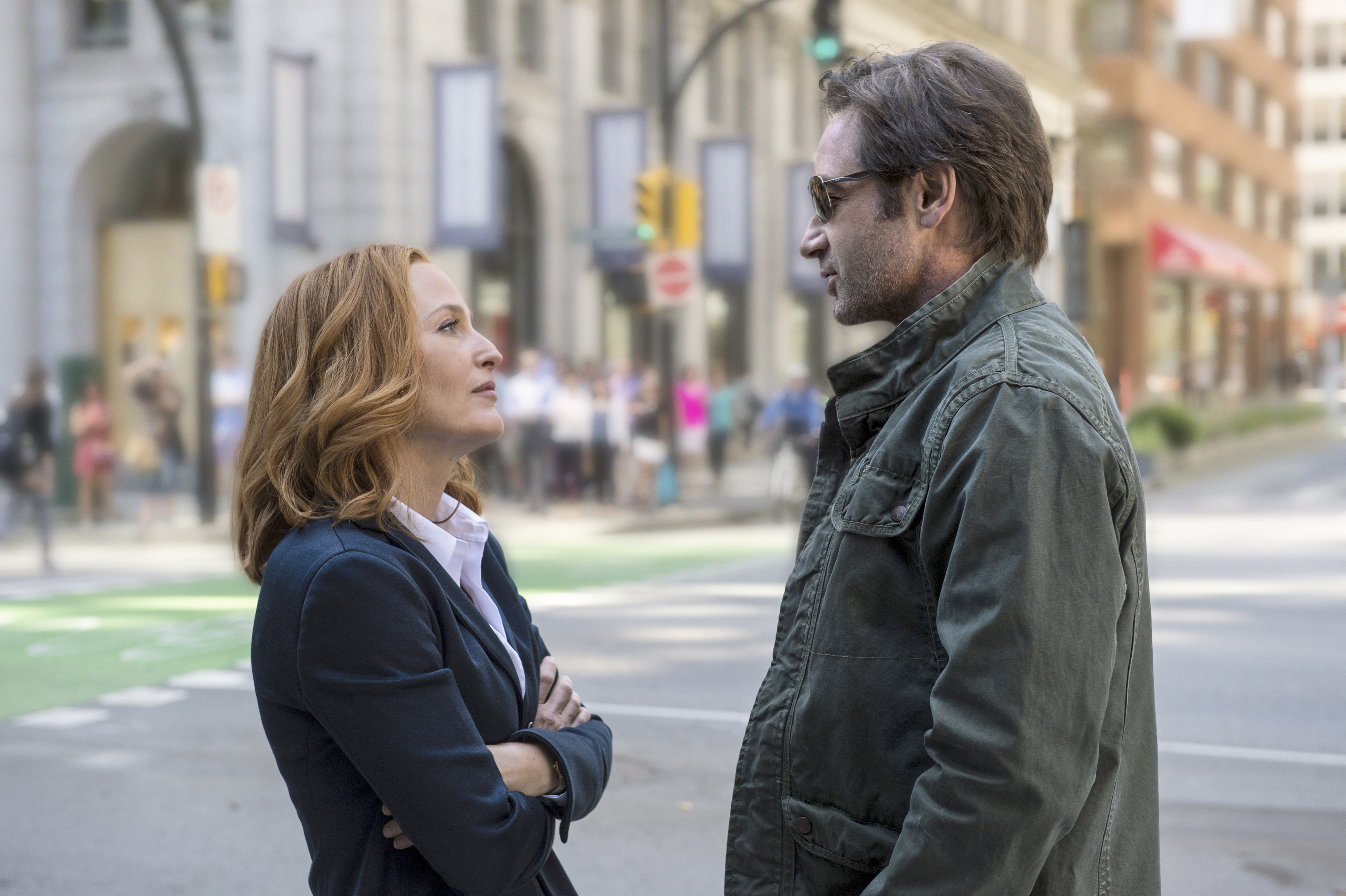 Mulder and Scully from The X-Files on a city street HD Wallpaper