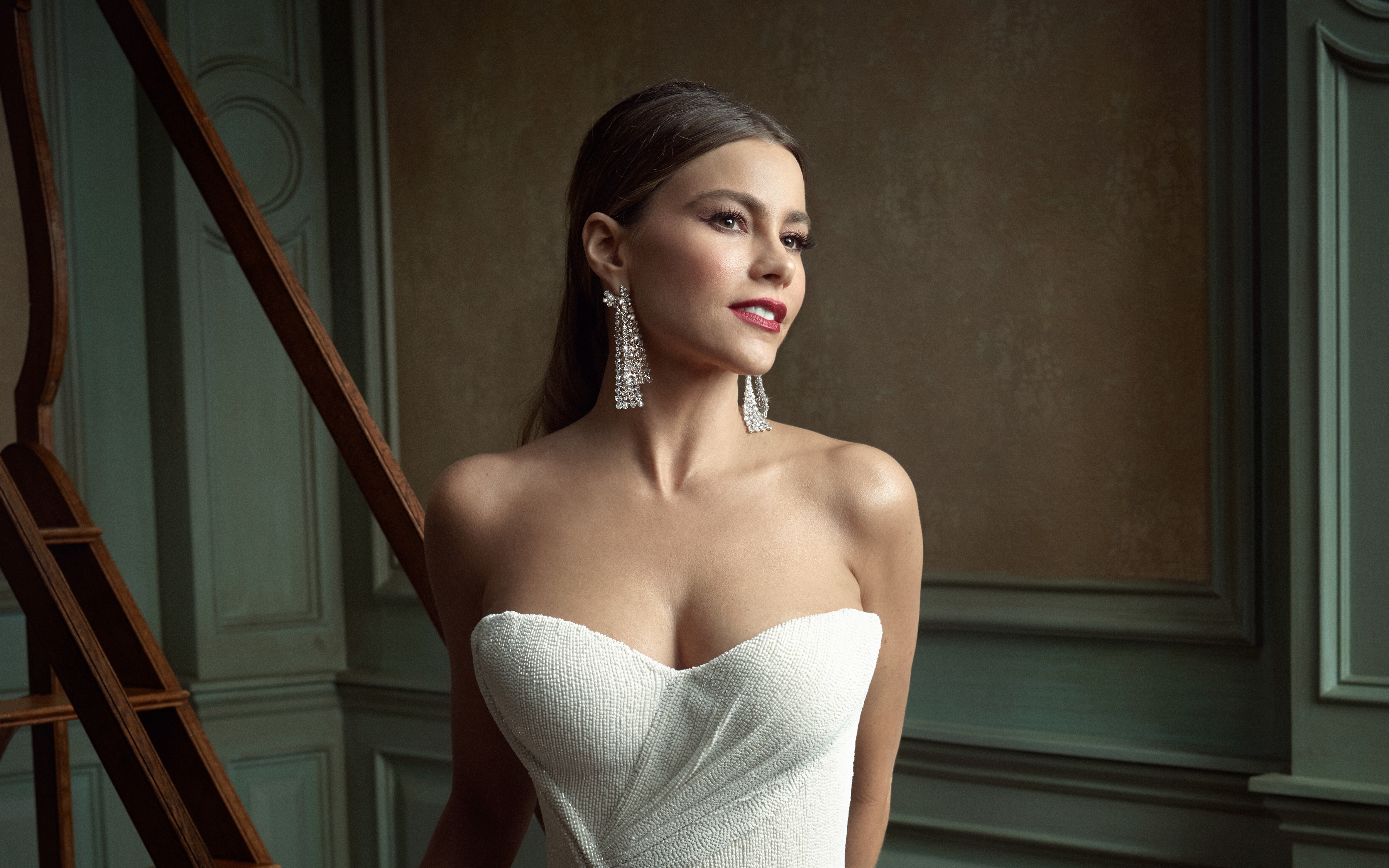 Sofía Vergara in a white strapless dress HD Wallpaper