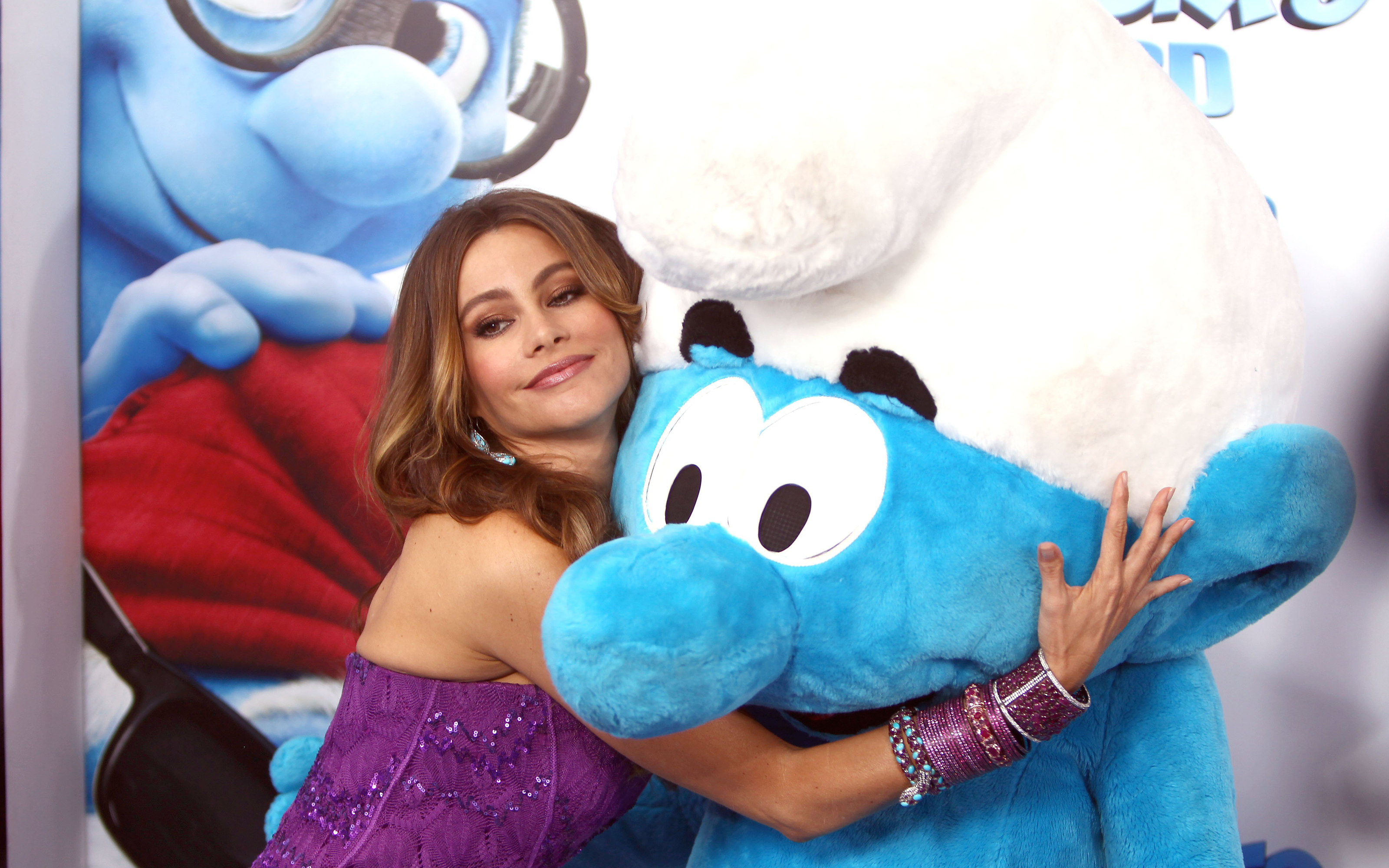 Sofia Vergara with a Smurf character HD Wallpaper