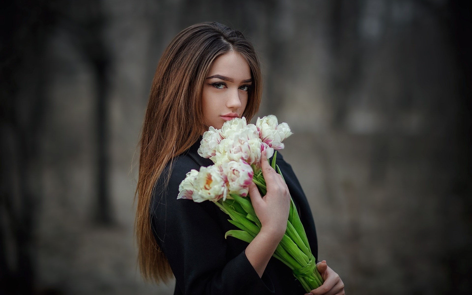 Woman holding a bouquet of tulips HD Wallpaper
