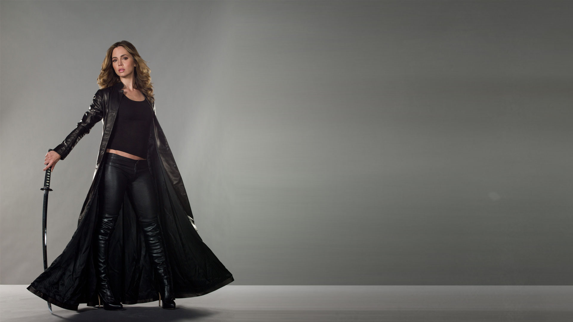 Eliza Dushku with a sword HD Wallpaper