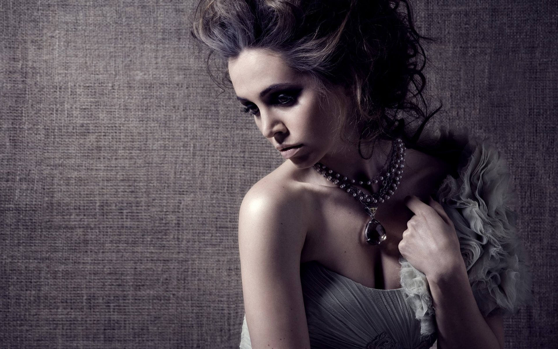 Eliza Dushku HD Wallpaper