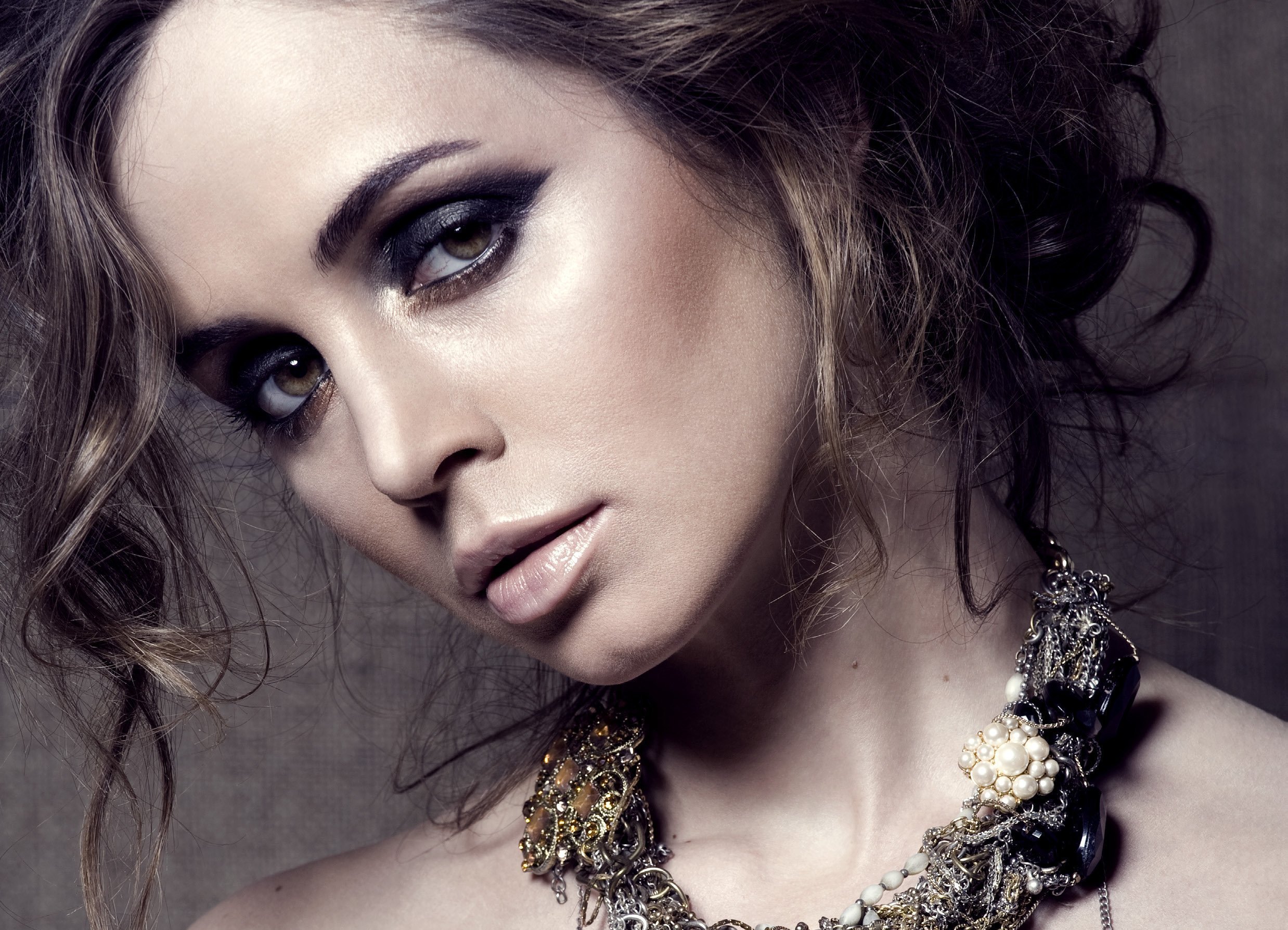 Eliza Dushku with dramatic makeup and necklace HD Wallpaper