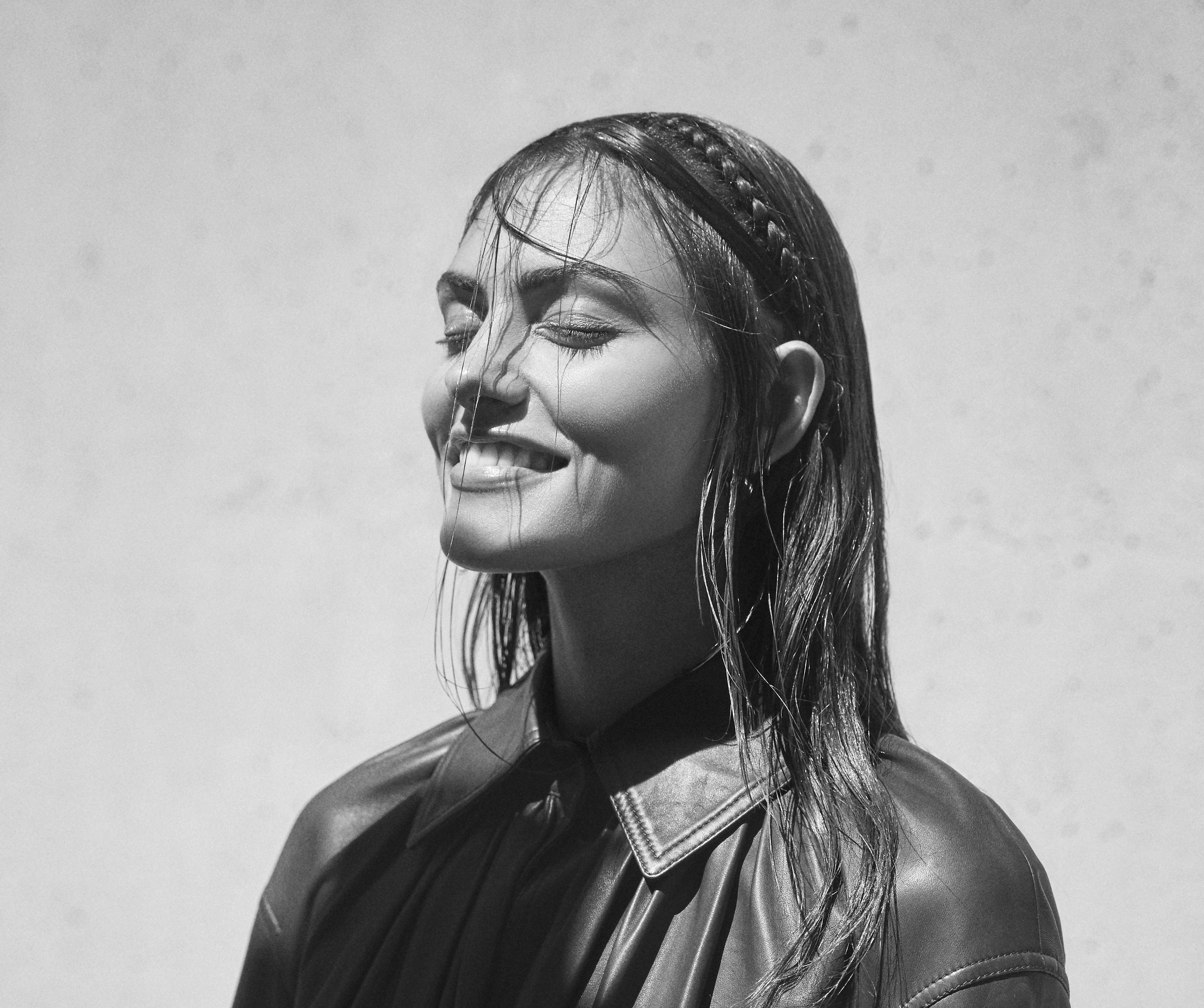 Phoebe Tonkin with wet hair HD Wallpaper