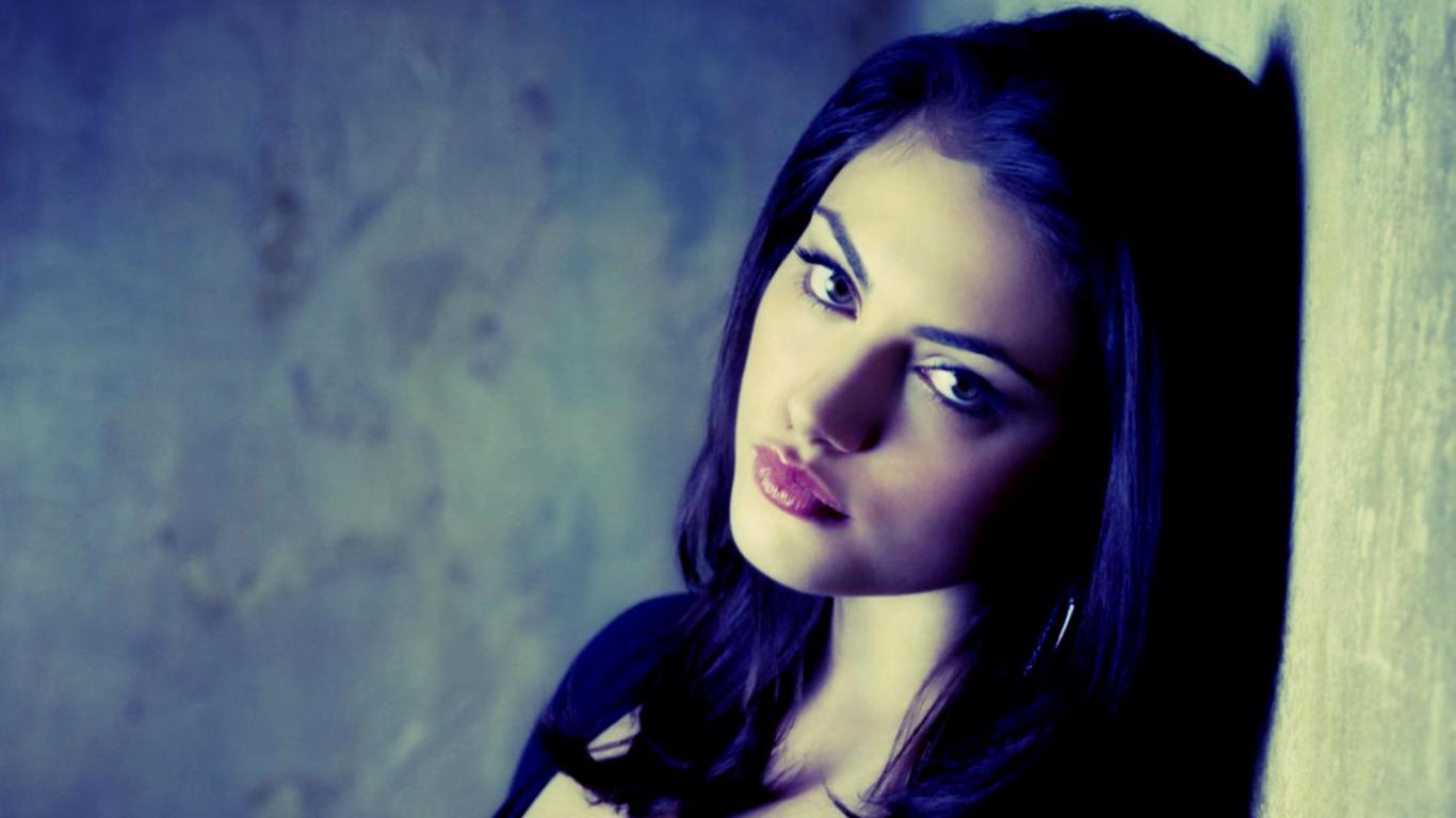 Phoebe Tonkin leaning against a wall HD Wallpaper