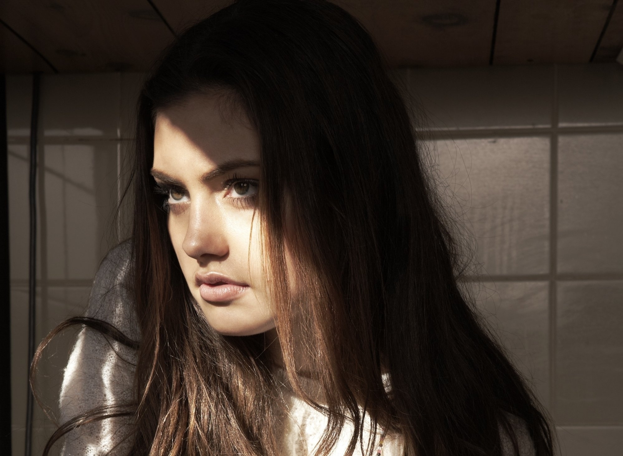 Phoebe Tonkin HD Wallpaper