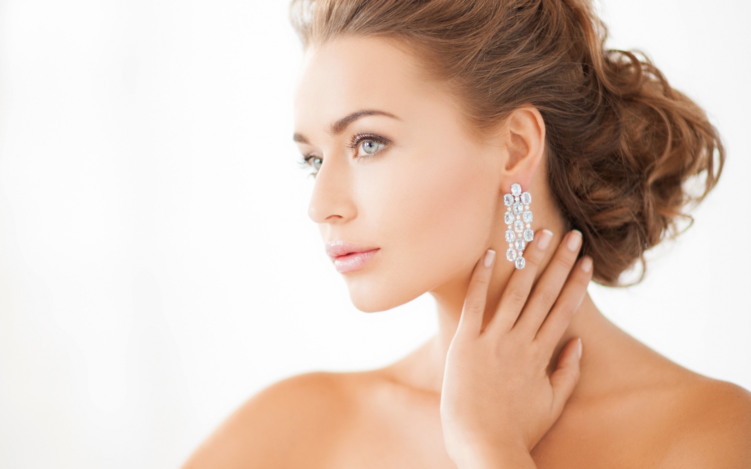Woman wearing diamond earrings and necklace HD Wallpaper