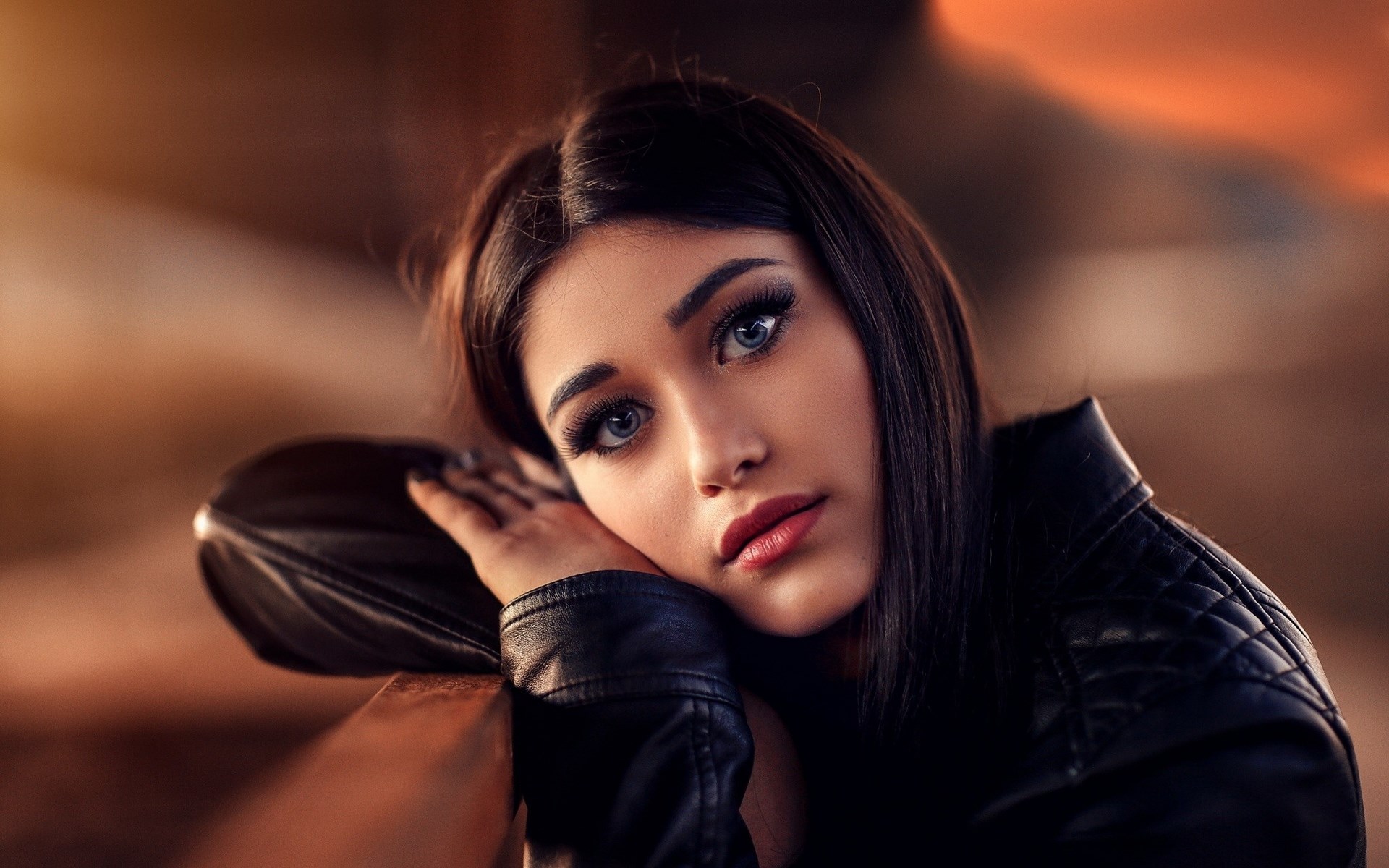 Woman resting her head on her hand HD Wallpaper