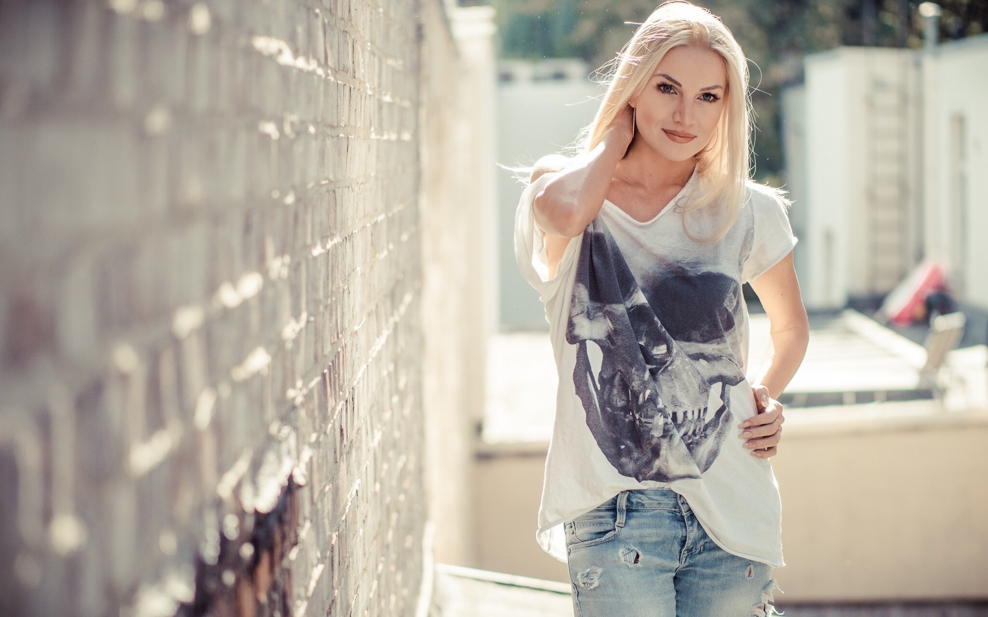 Woman in skull t-shirt and ripped jeans HD Wallpaper
