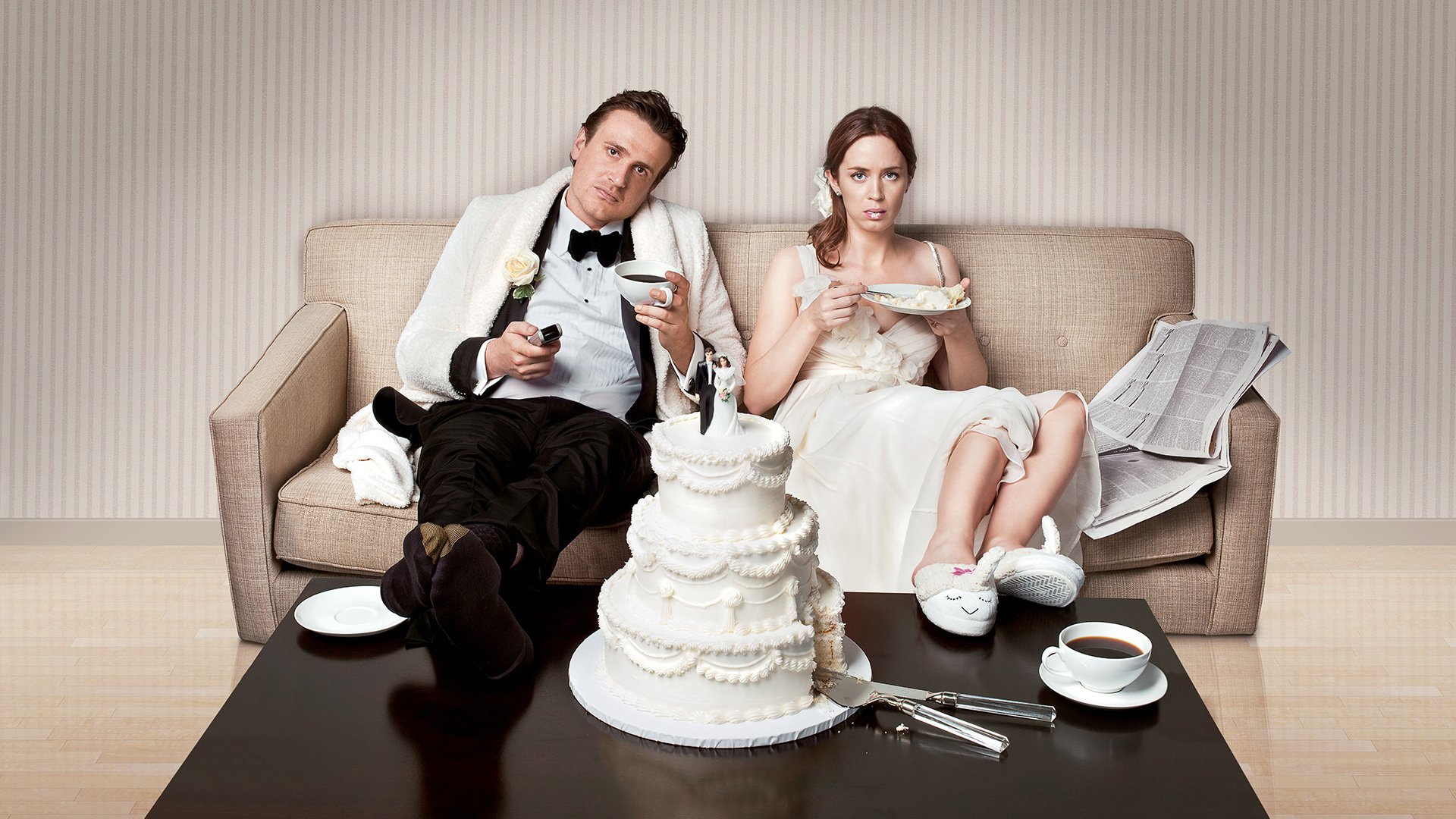 Jason Segel and Emily Blunt on Couch with Wedding Cake HD Wallpaper