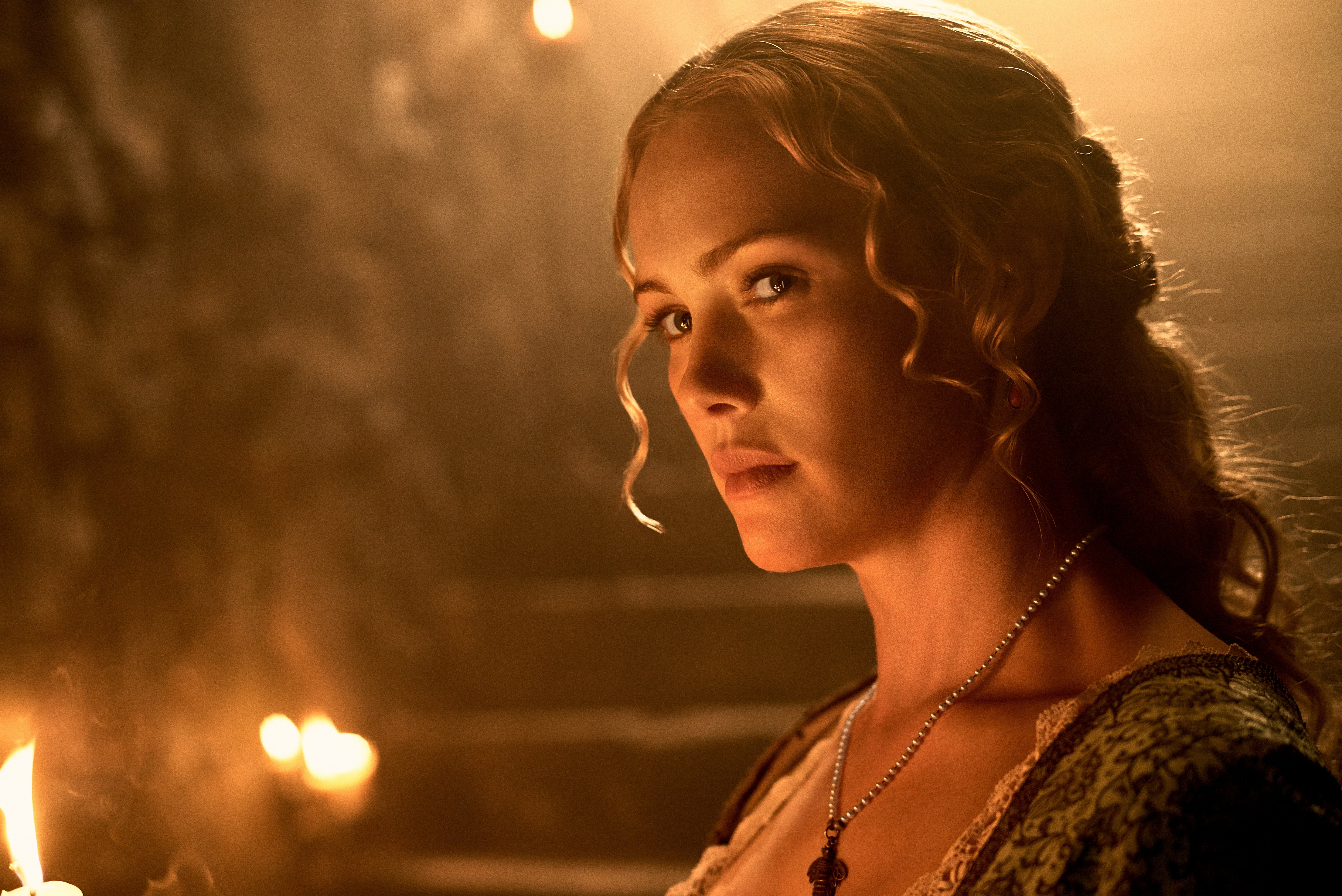 Hannah New in historical costume HD Wallpaper