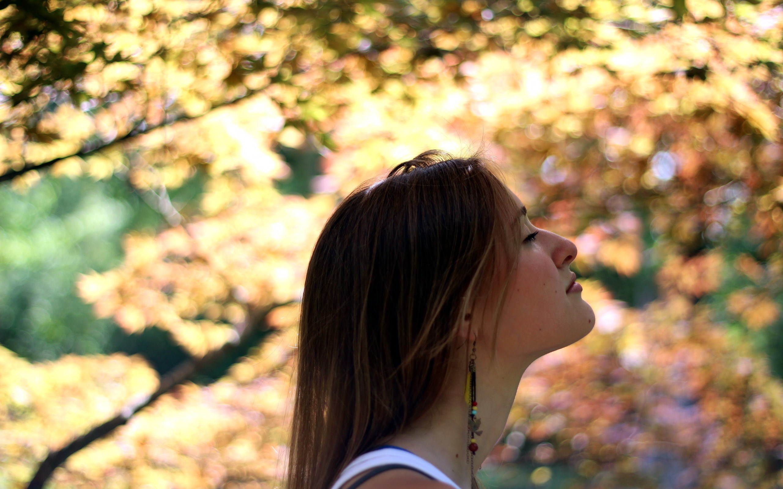 Woman looking up with bokeh background HD Wallpaper