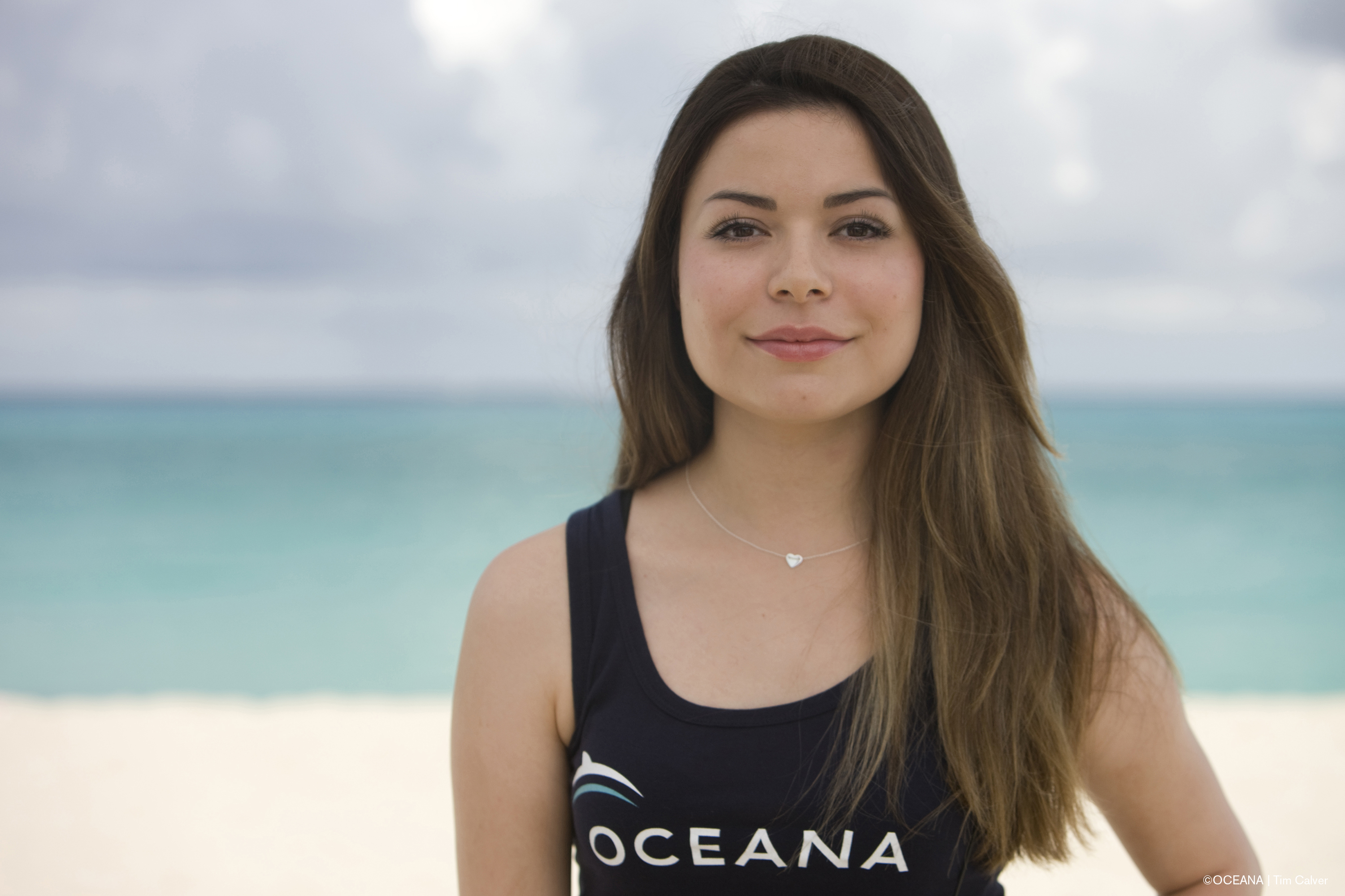 Miranda Cosgrove on a beach HD Wallpaper