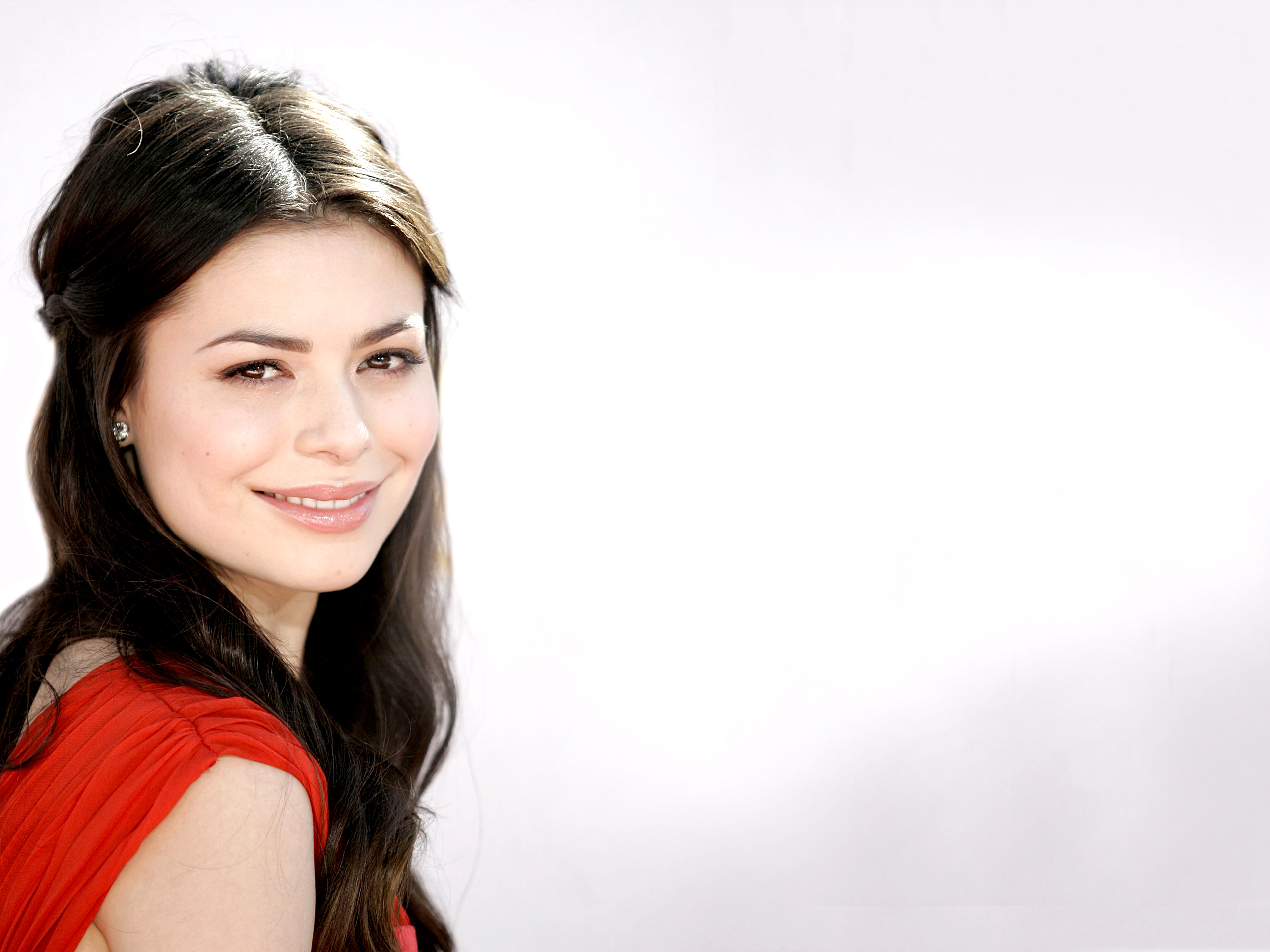 Miranda Cosgrove in a red dress HD Wallpaper