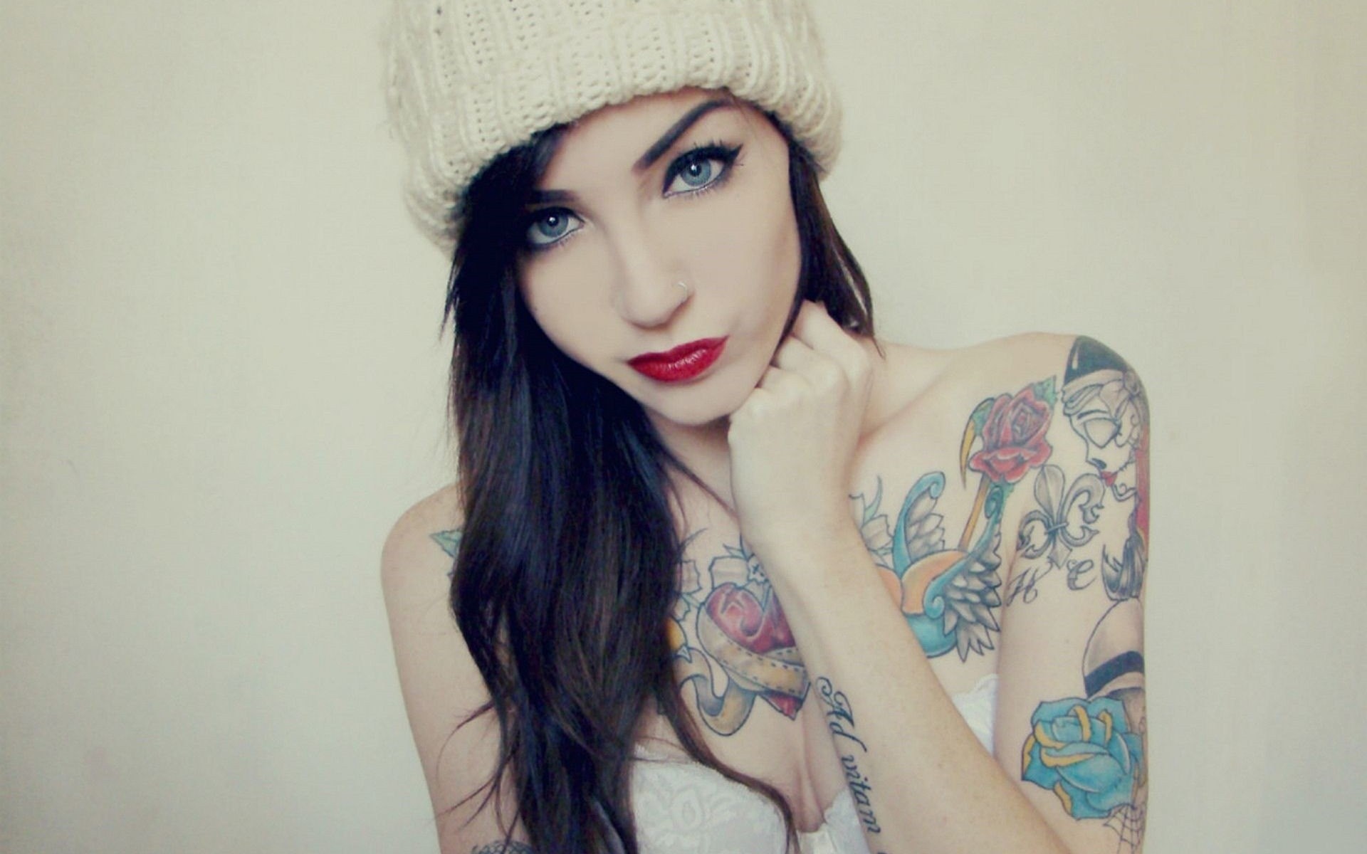 Woman with tattoos wearing a beanie HD Wallpaper