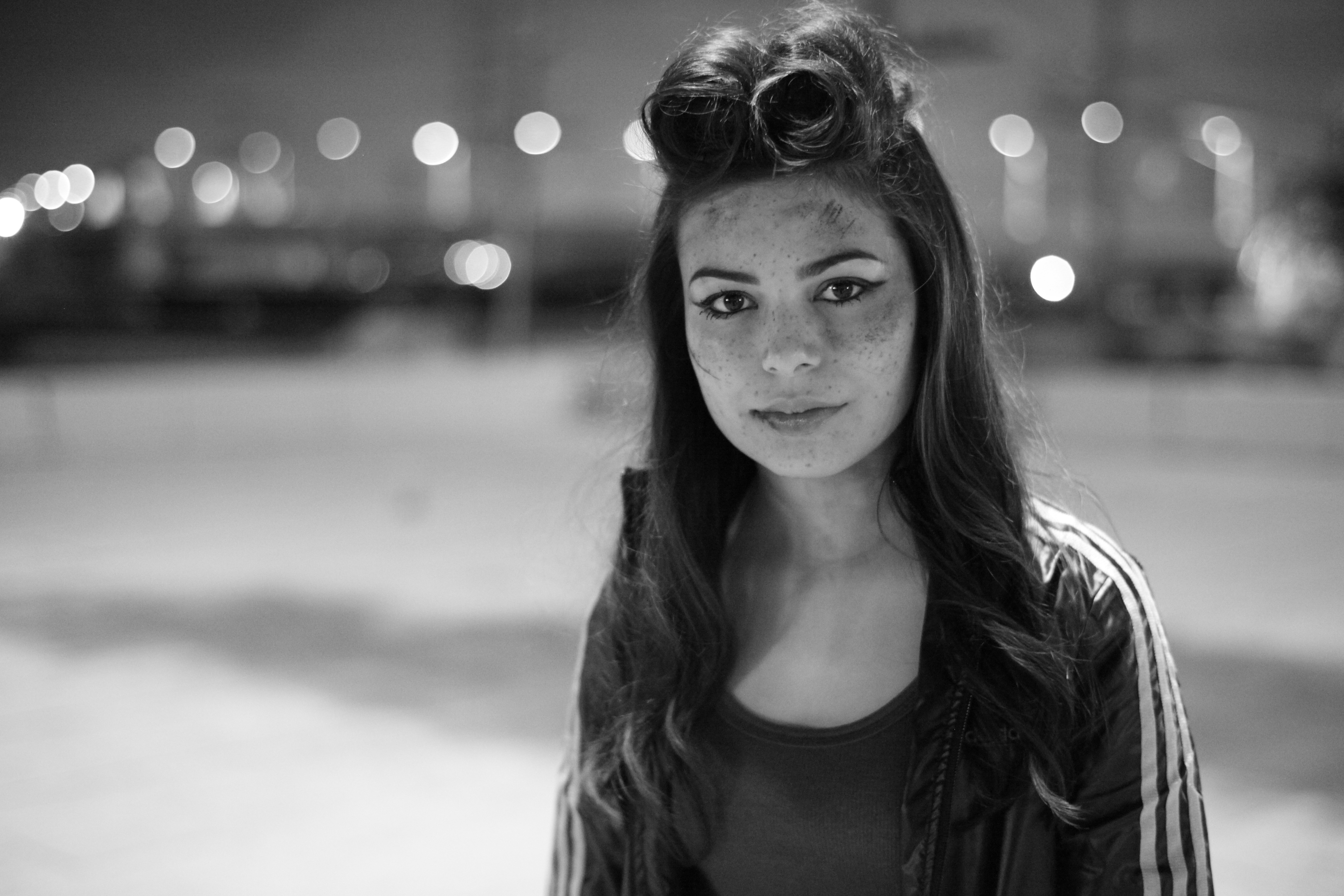 Miranda Cosgrove with messy hair and makeup HD Wallpaper