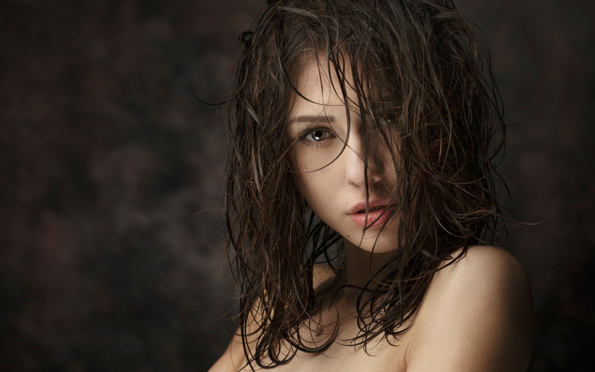 Woman with wet hair looking at the camera HD Wallpaper