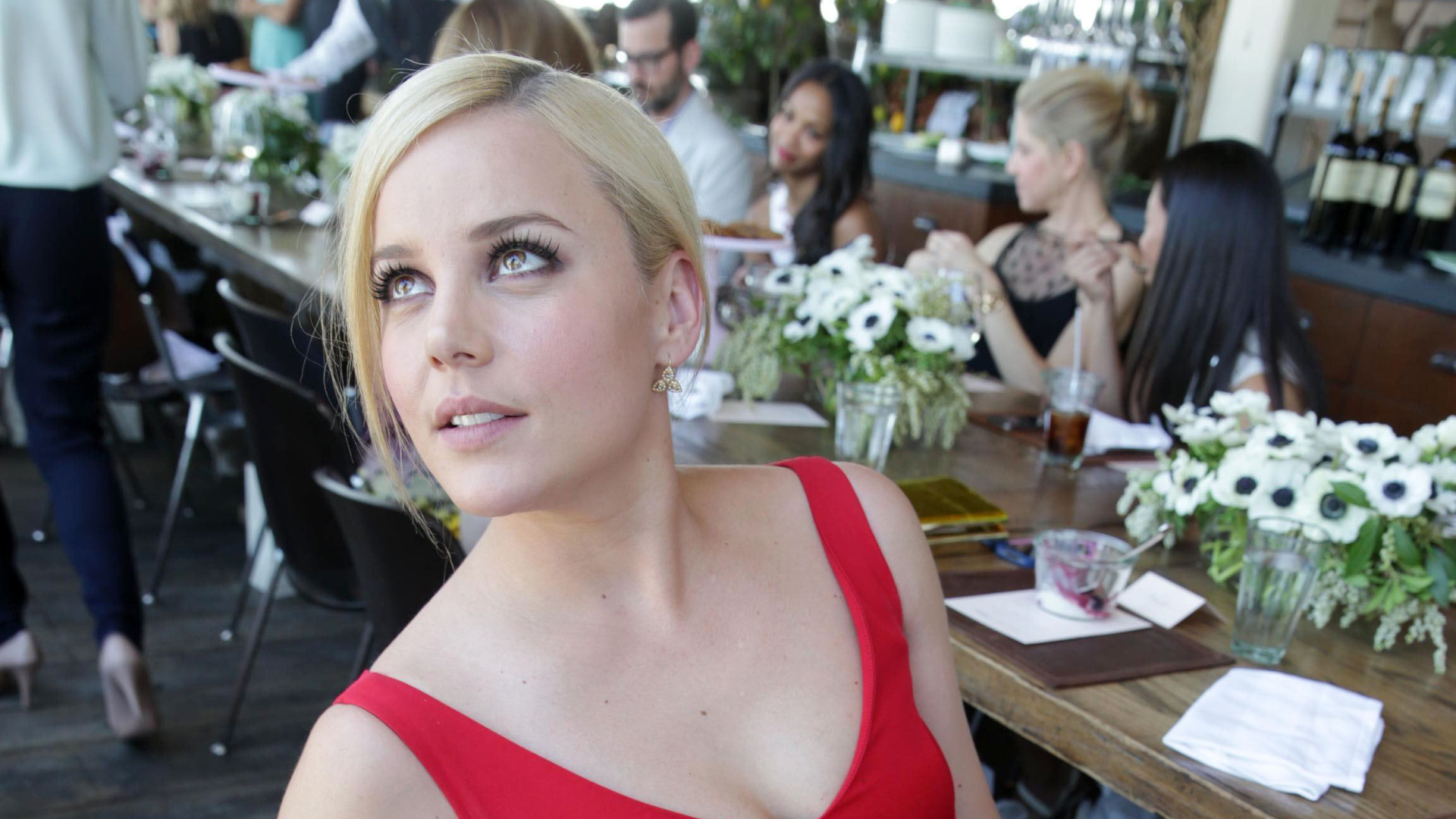 Abbie Cornish at a table with flowers HD Wallpaper