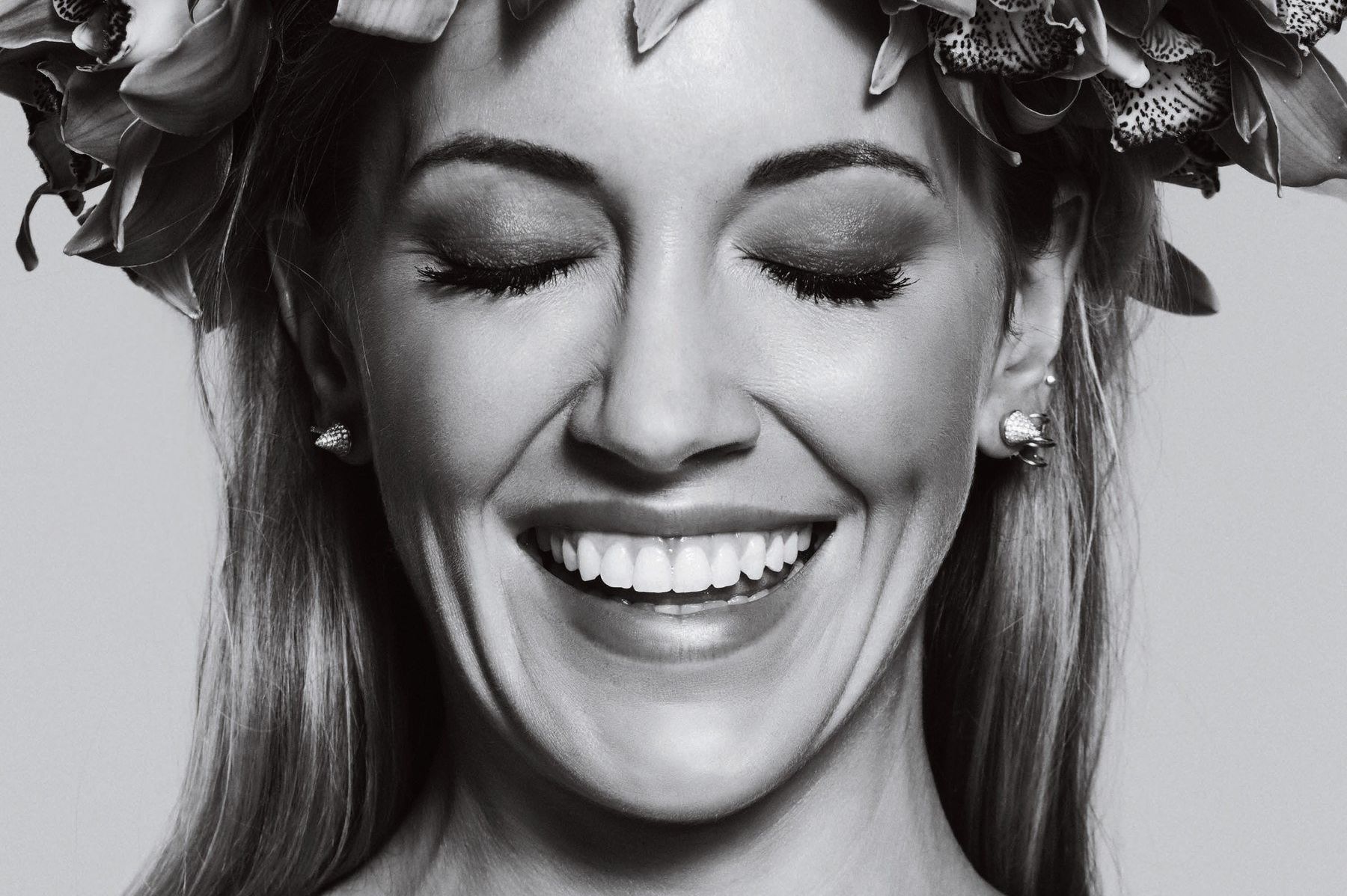 Katie Cassidy with flower crown HD Wallpaper