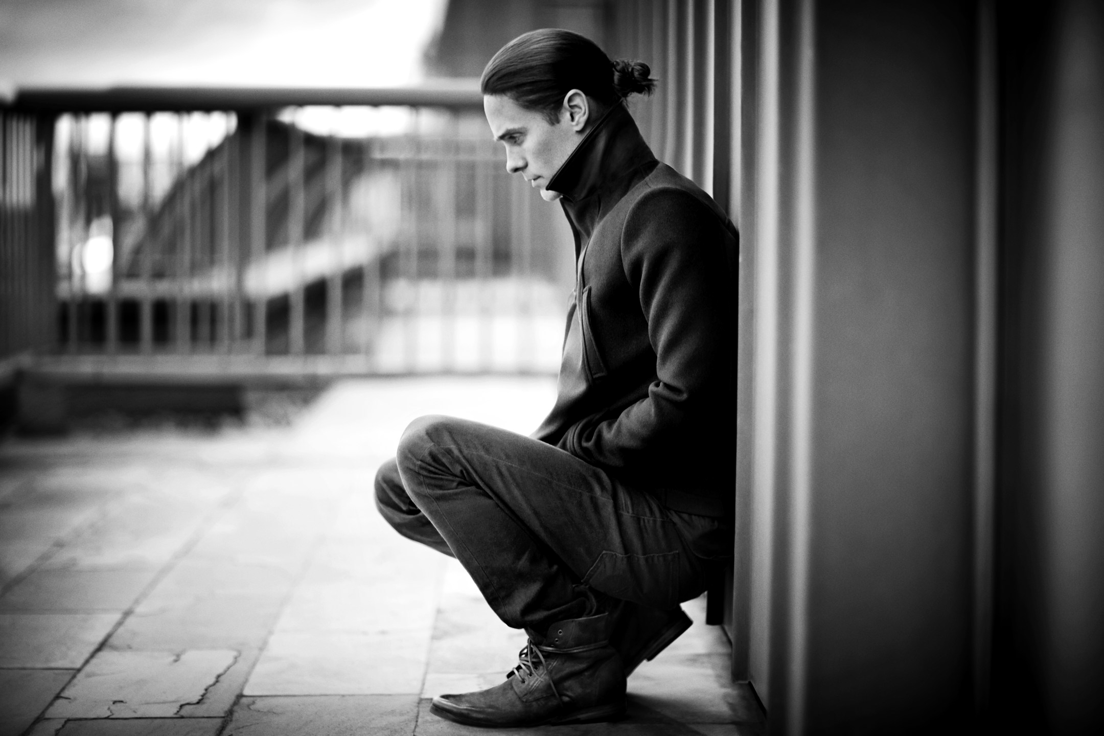 Jared Leto crouching by a wall HD Wallpaper