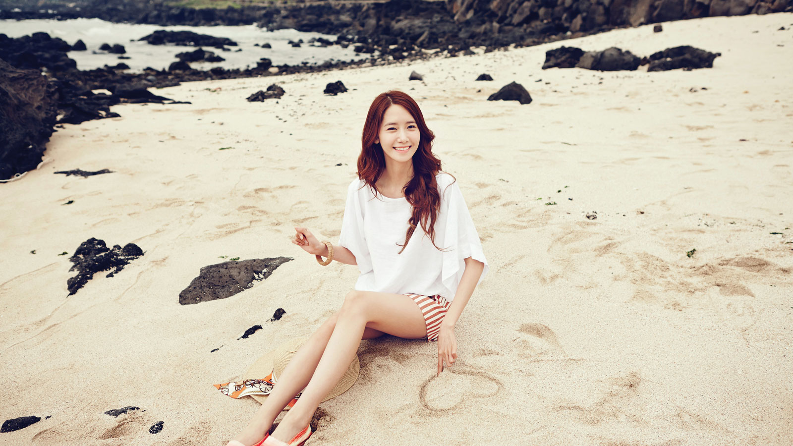 Yoona from Girls' Generation on a beach HD Wallpaper