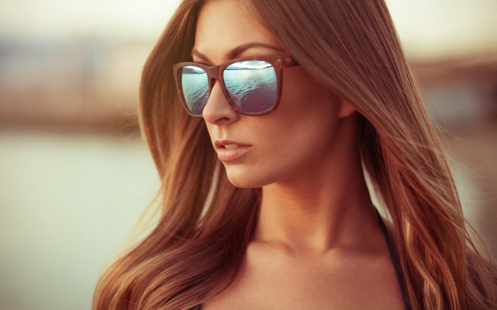 Woman wearing sunglasses reflecting the sea HD Wallpaper