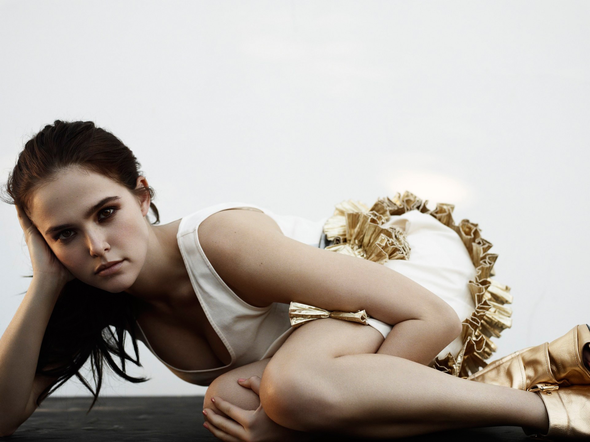 Zoey Deutch HD Wallpaper