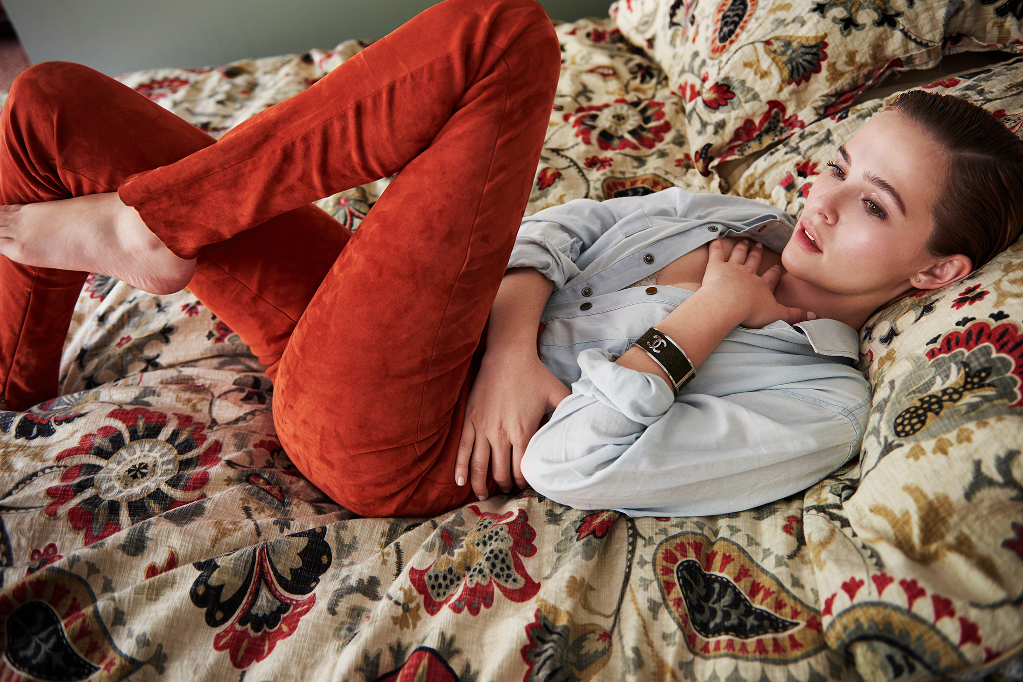 Zoey Deutch lying on a bed HD Wallpaper