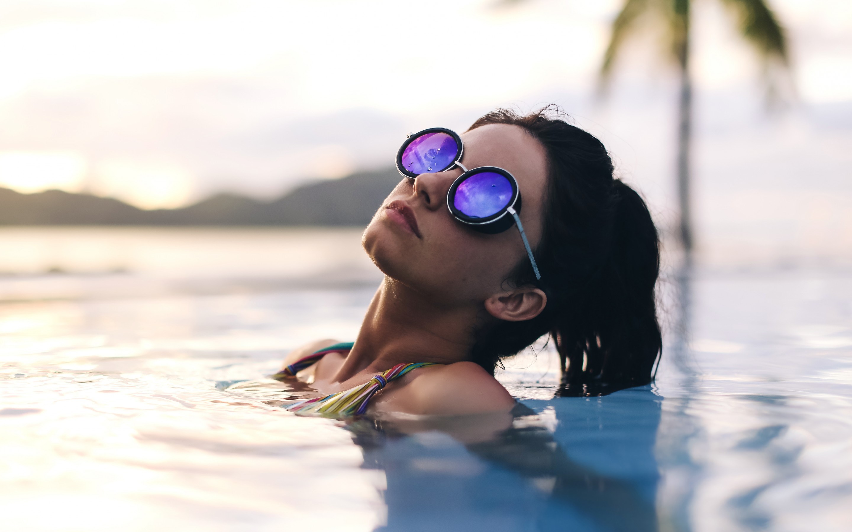 Woman in sunglasses in a swimming pool HD Wallpaper