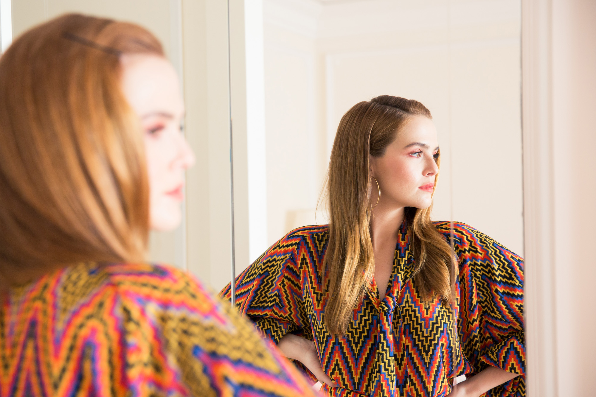 Zoey Deutch in a colorful robe HD Wallpaper