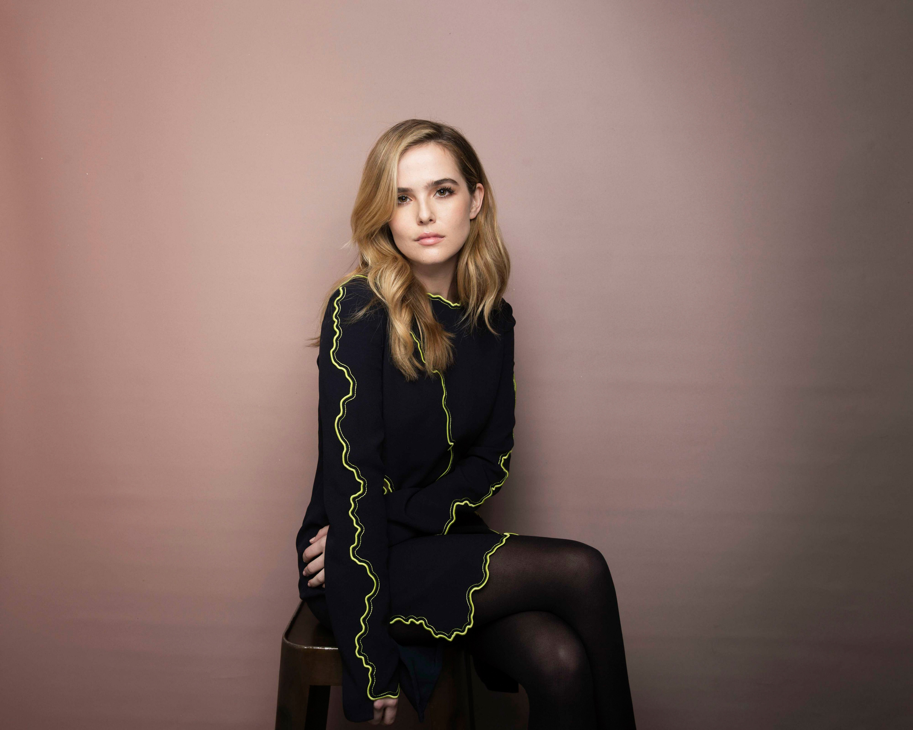 Zoey Deutch HD Wallpaper