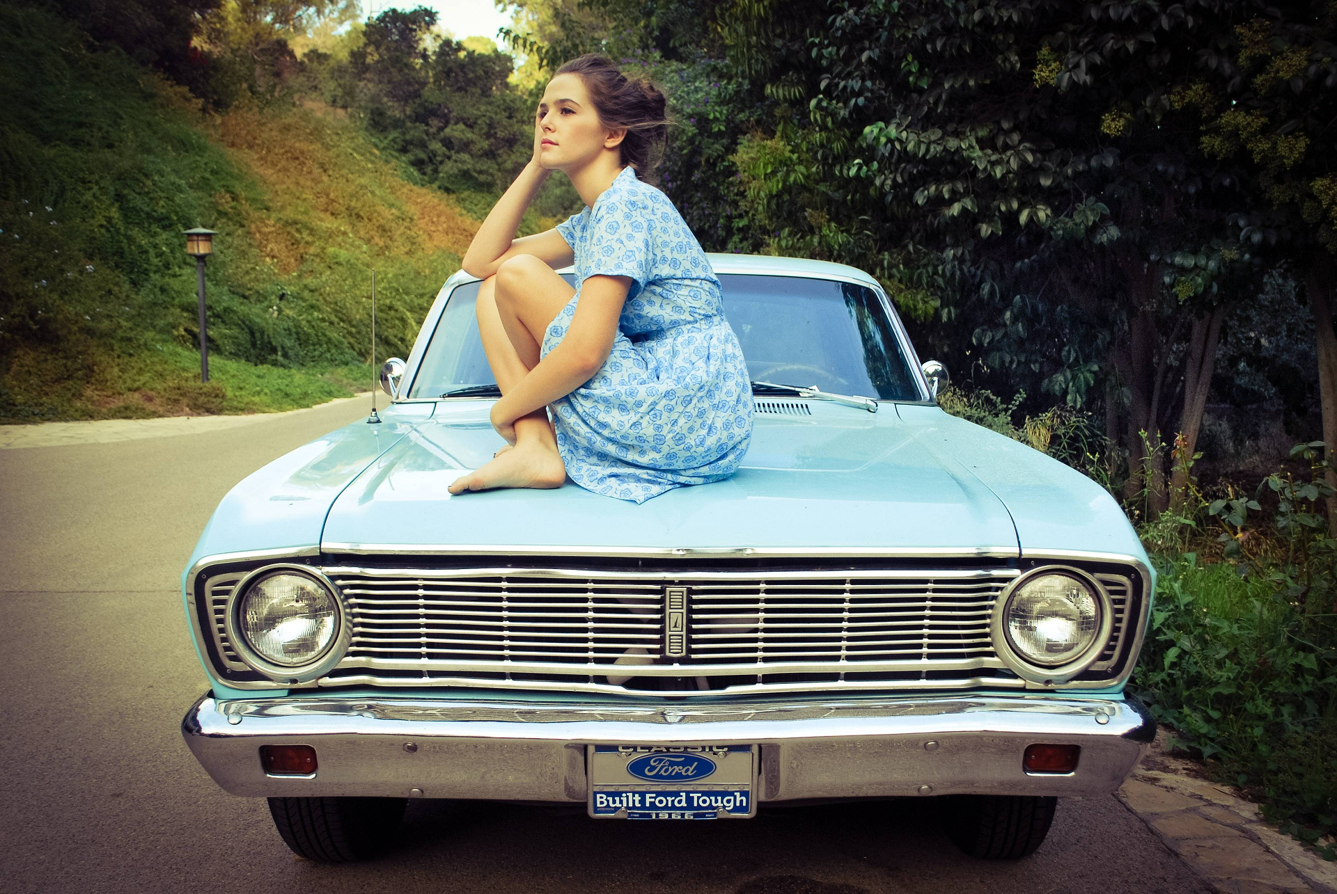 Zoey Deutch on a classic Ford car HD Wallpaper