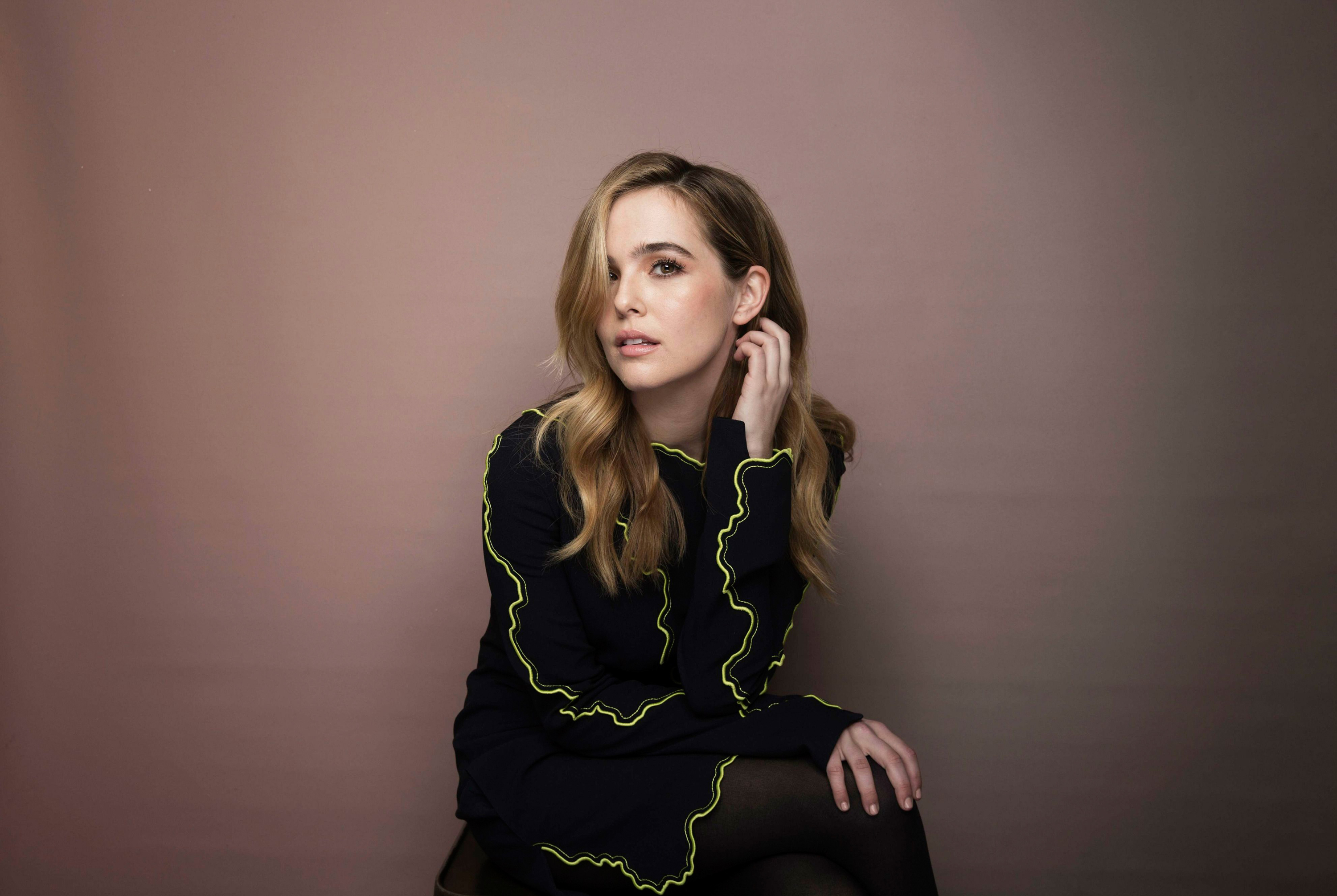 Zoey Deutch HD Wallpaper