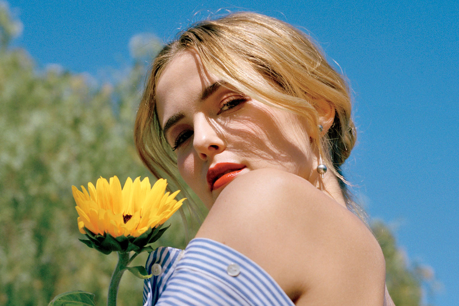 Zoey Deutch with a sunflower HD Wallpaper
