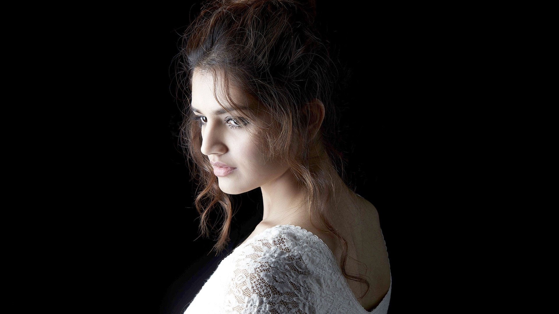 Woman in white lace dress against black background HD Wallpaper