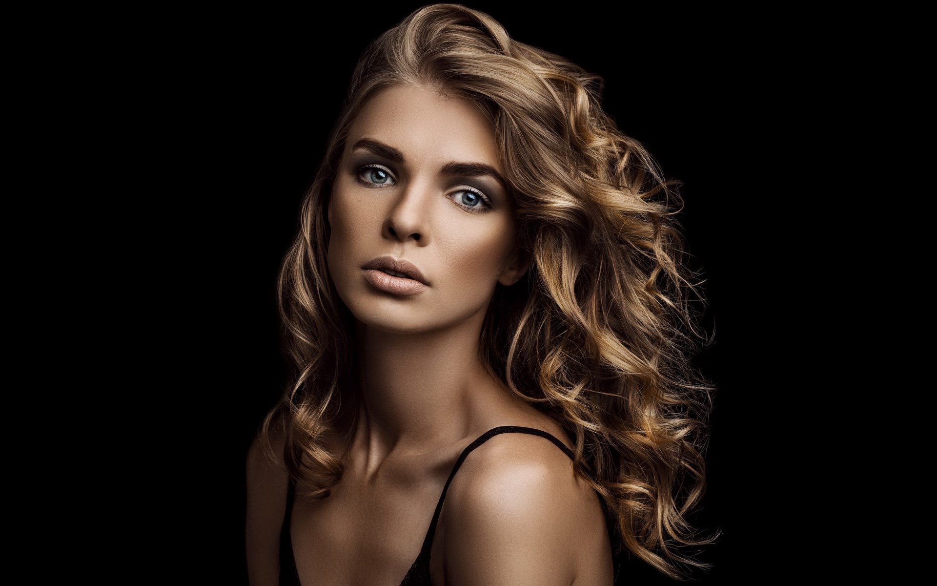 Woman with blonde curly hair and blue eyes HD Wallpaper