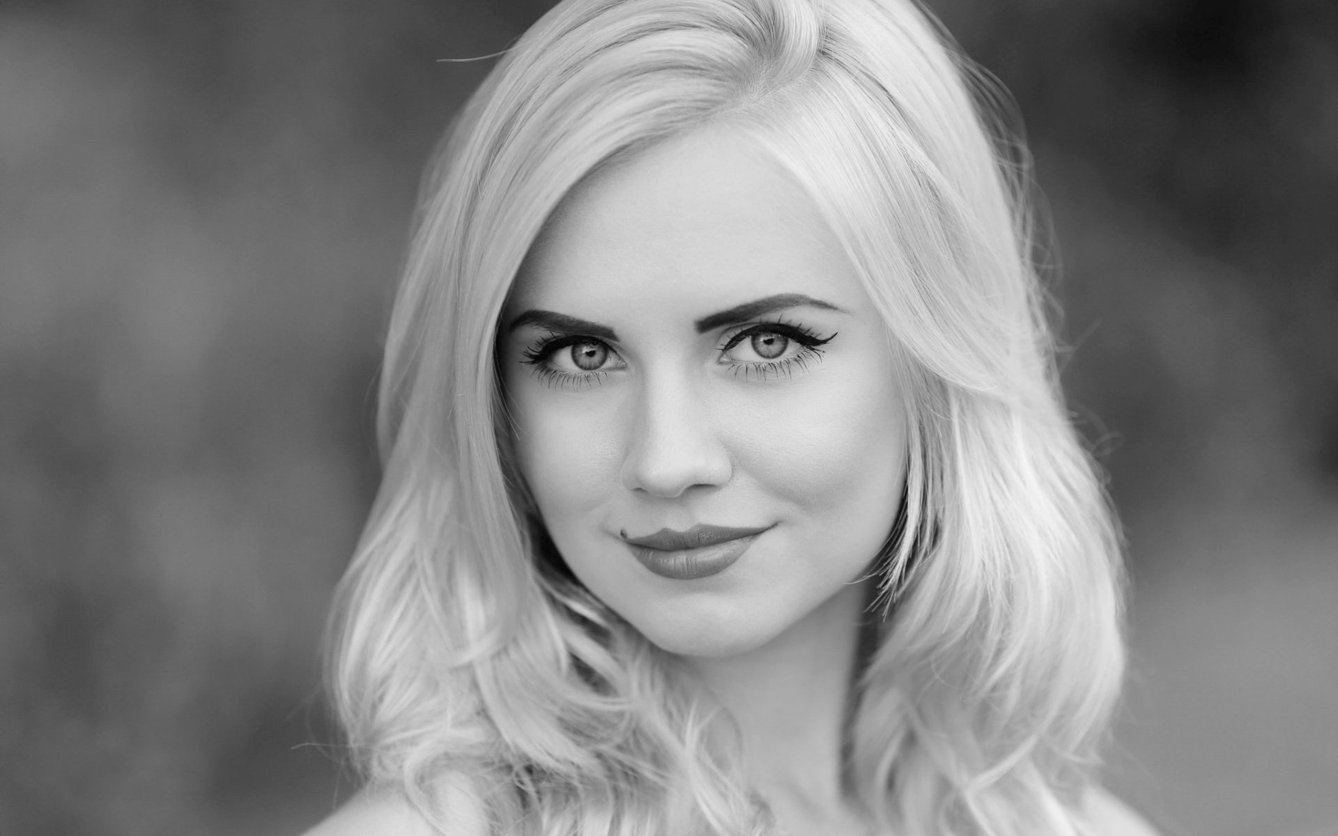 Black and white portrait of a blonde woman HD Wallpaper