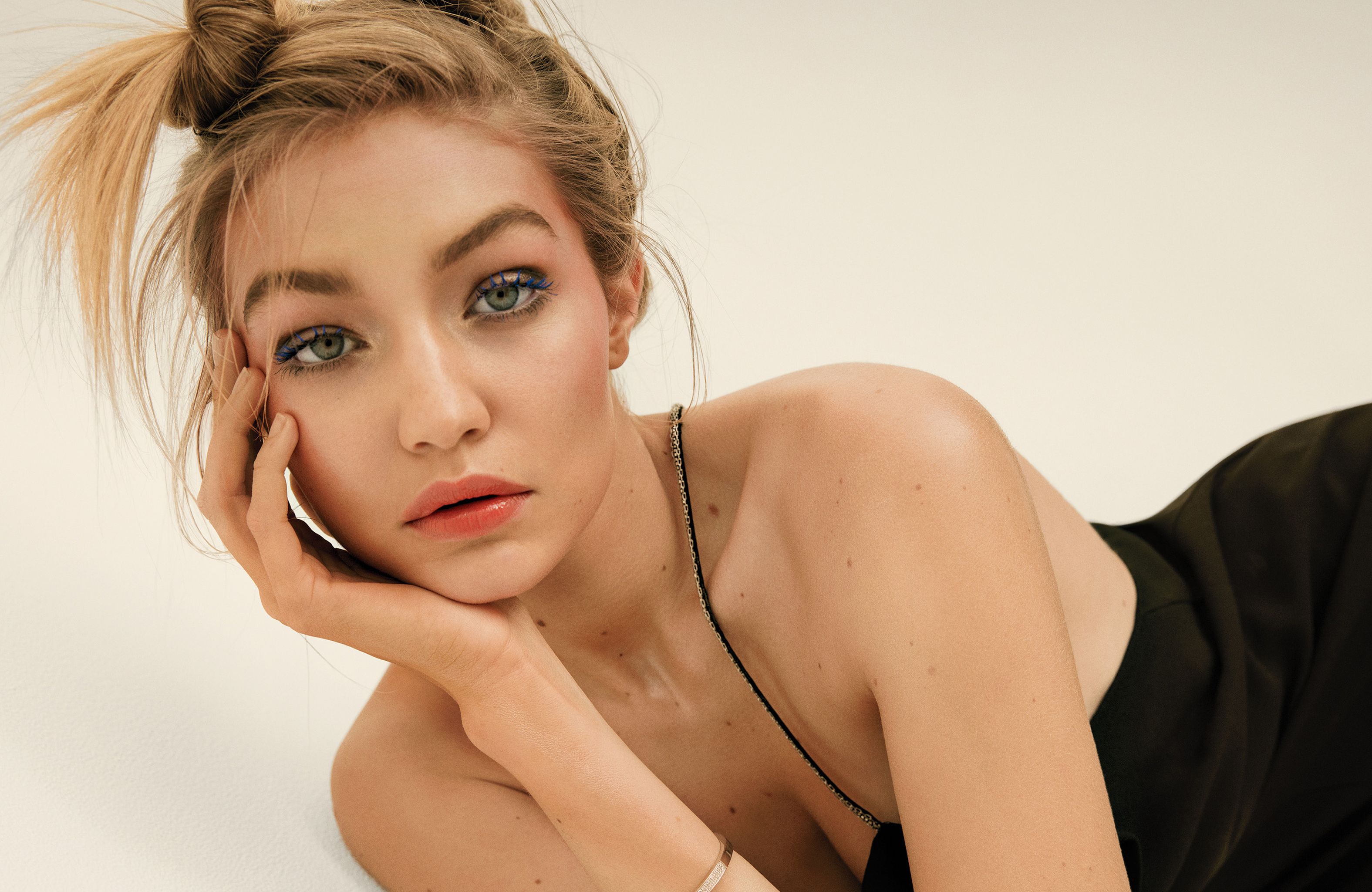 Gigi Hadid HD Wallpaper