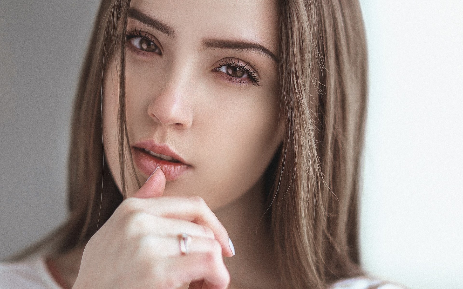 Close-up of a young woman's face HD Wallpaper
